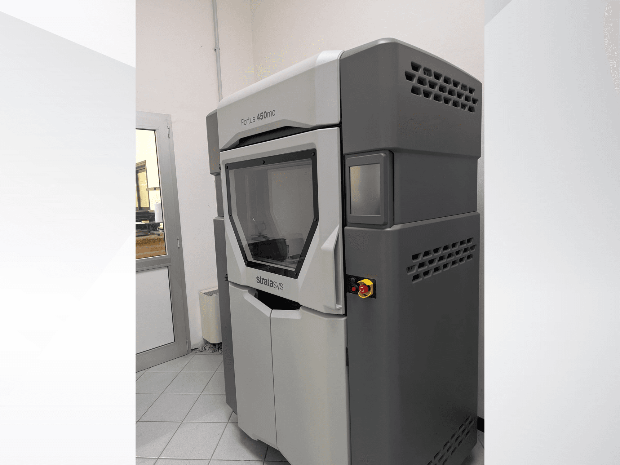 Stratasys FORTUS 450mc műanyag 3D nyomtató oldalnézetben, elegáns kialakítással és kezelőpanellel.