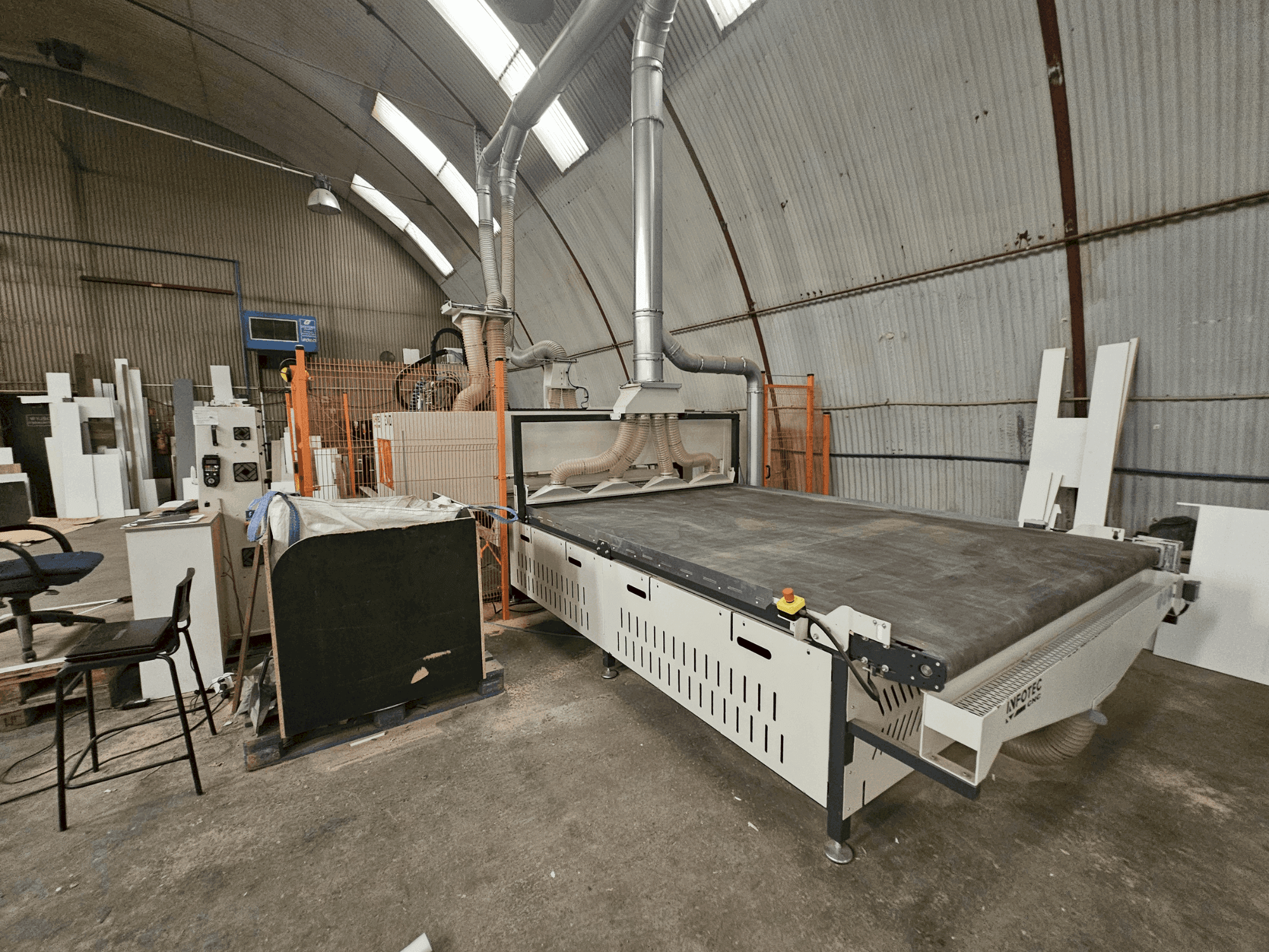 A INFOTEC 3121 PRO EVO gép elölnézete