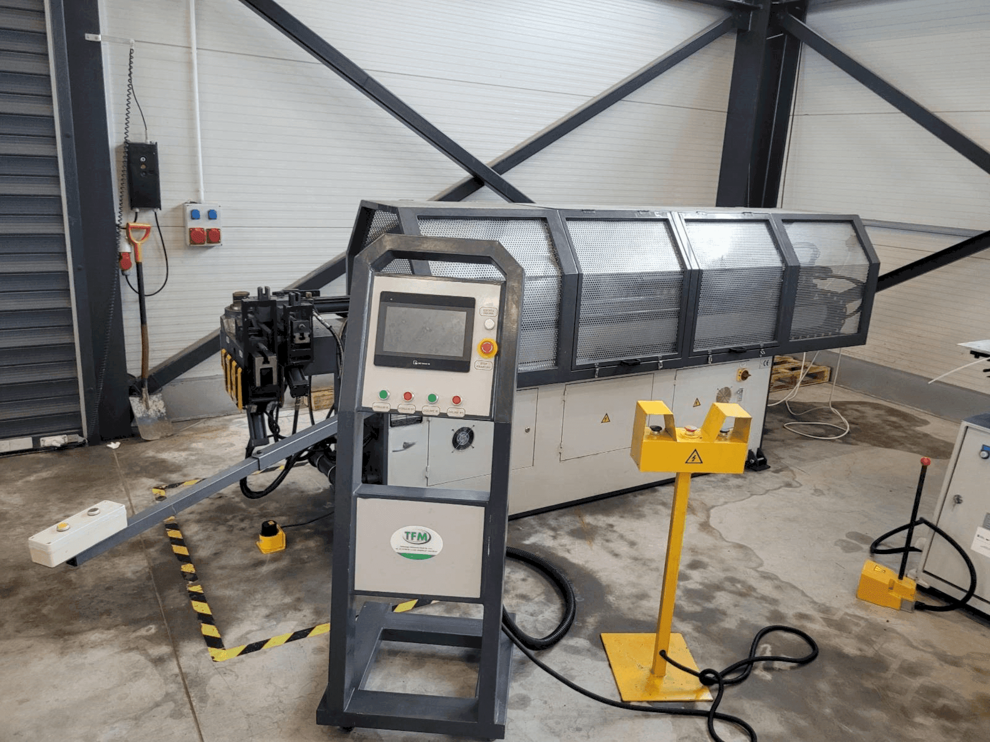 A TFM GM-SB-38CNC- 2A1S gép elölnézete