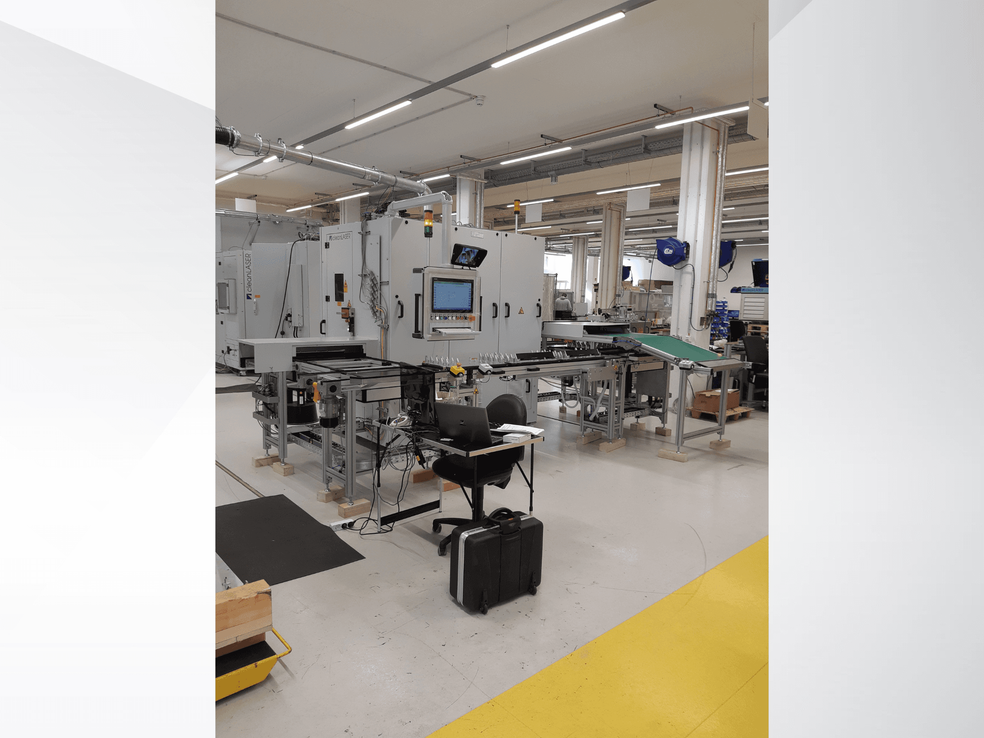 CLEAN LASER clean CELL 3220 CL600 szerszámgép, elölnézet a vezérlőpanellel és a munkaterülettel gyári környezetben.