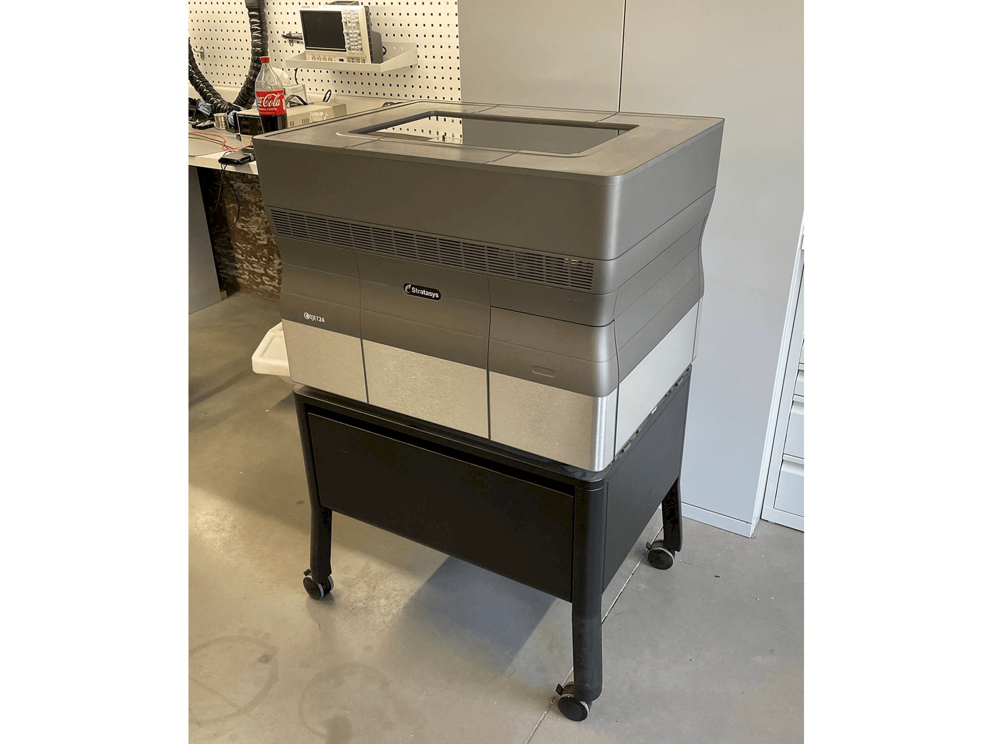 A Stratasys Objet24 gép elölnézete