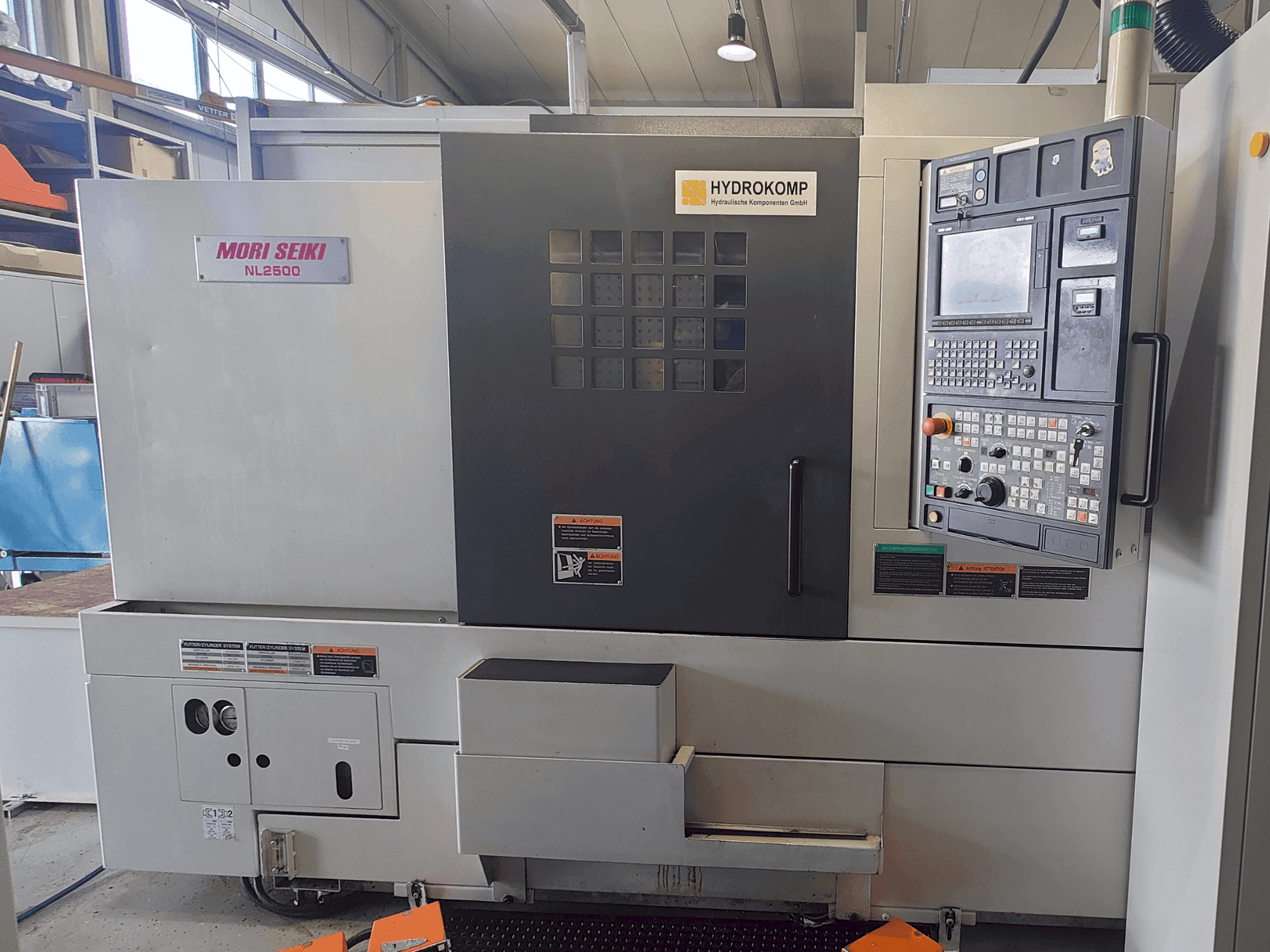 A DMG Mori Seiki NL2500SY/700 gép elölnézete