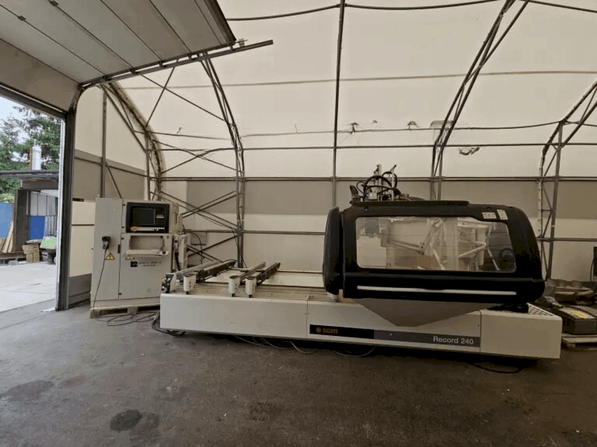 A SCM Record 240 TV gép elölnézete