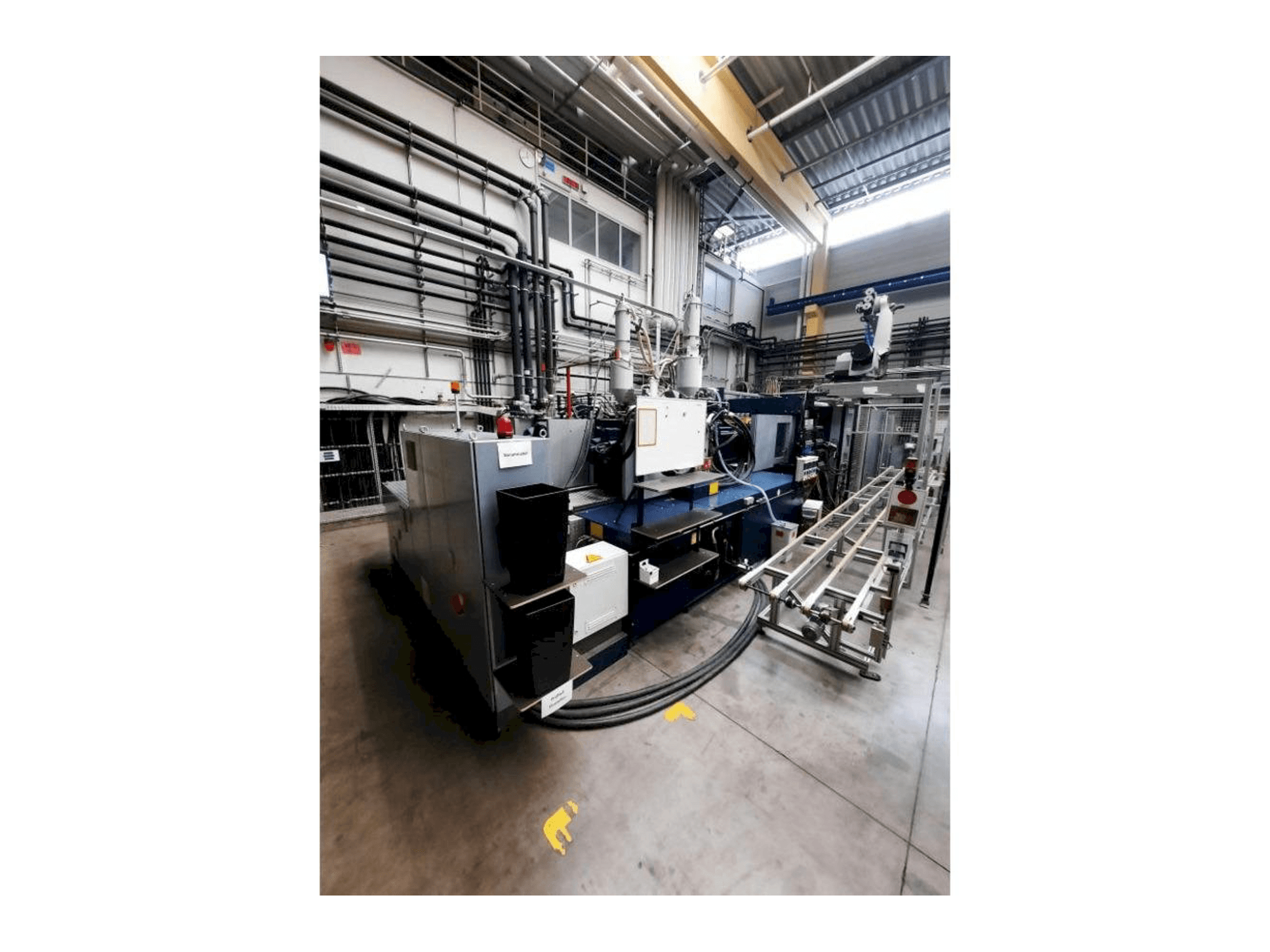 A Battenfeld HM13000/9200/7700 gép elölnézete