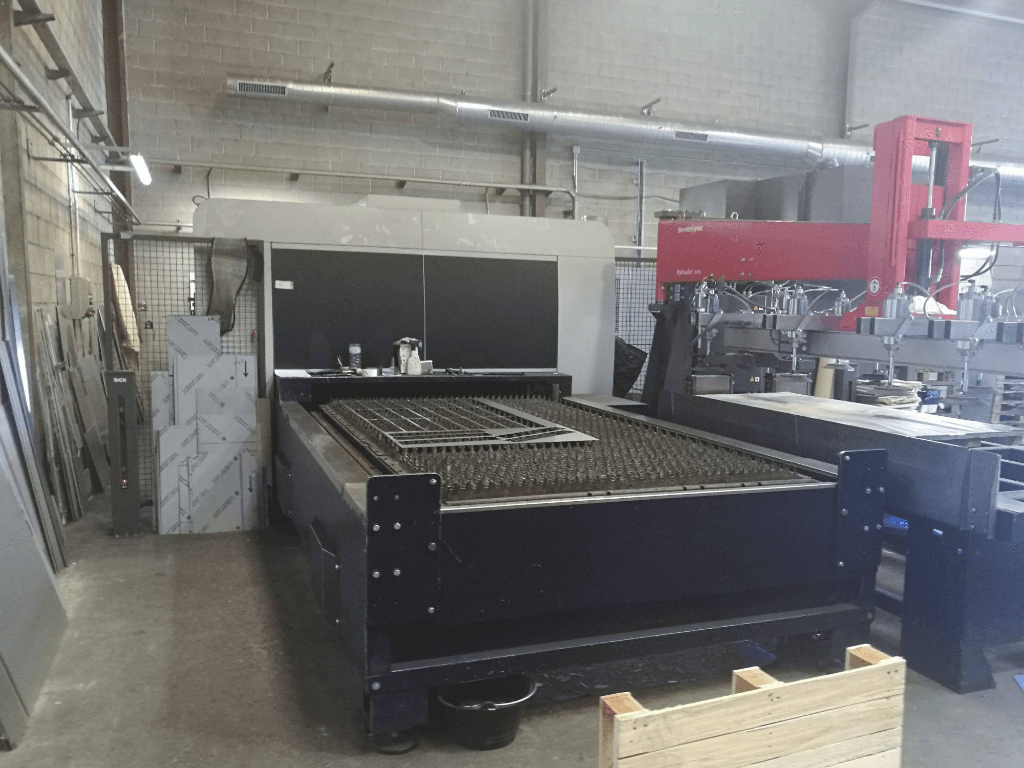 A Bystronic BySprint Fiber 3015 gép elölnézete