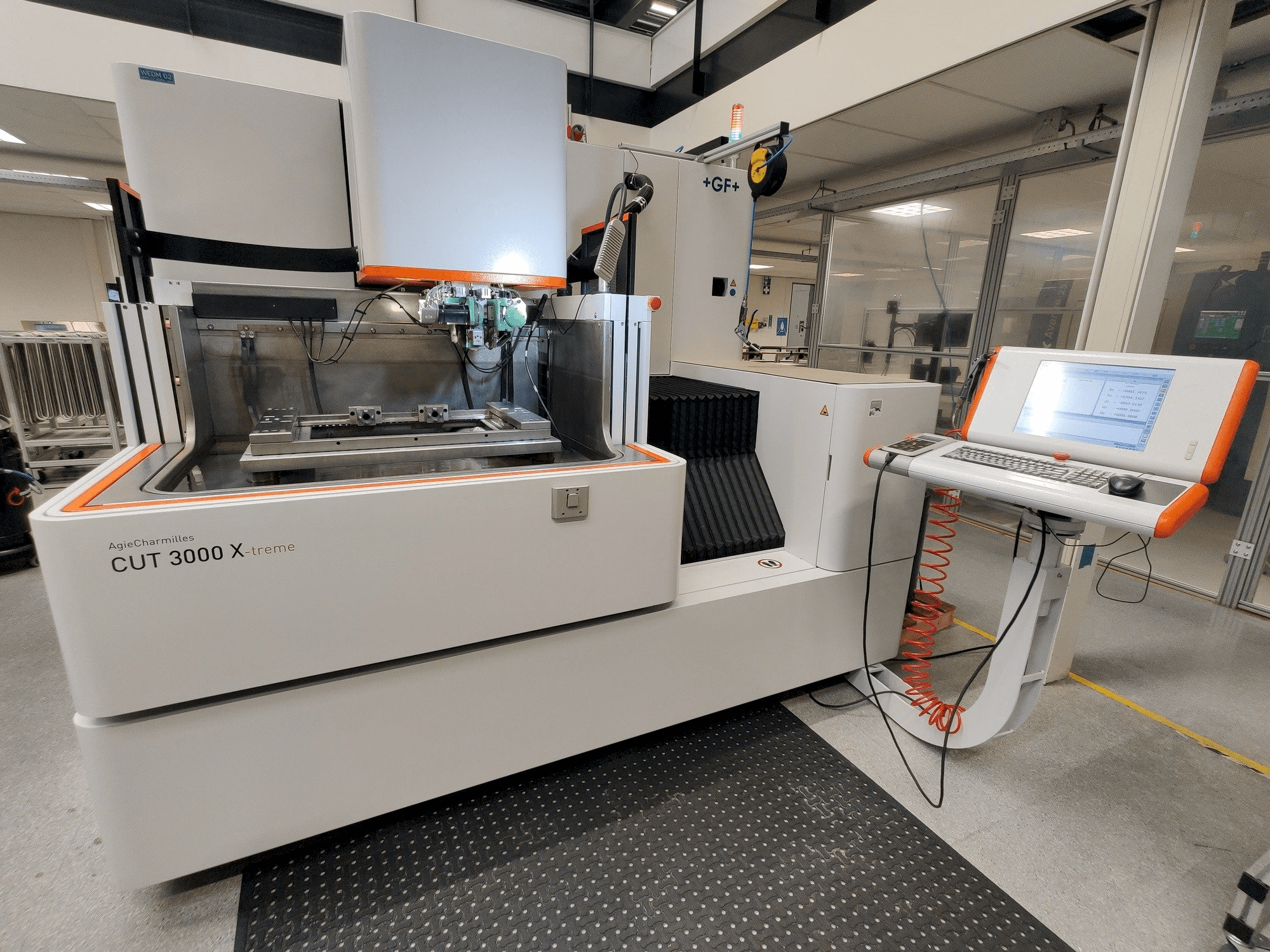 A GF AgieCharmilles CUT 3000 X gép elölnézete