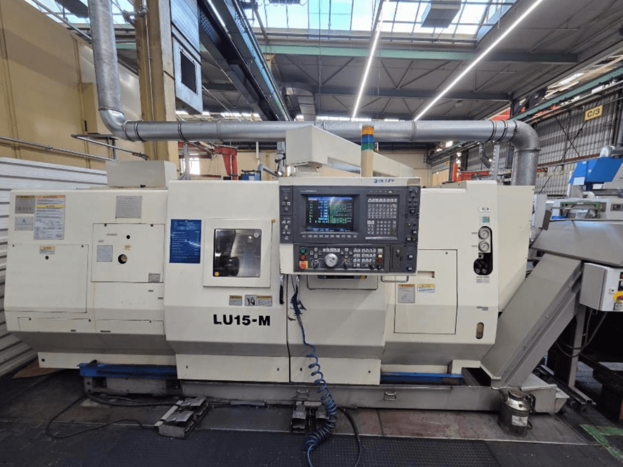Okuma LU15 M-2SC 1000 vízszintes esztergagép, elölnézetben a kezelőpanel és a gép jellemzői műhelyben.