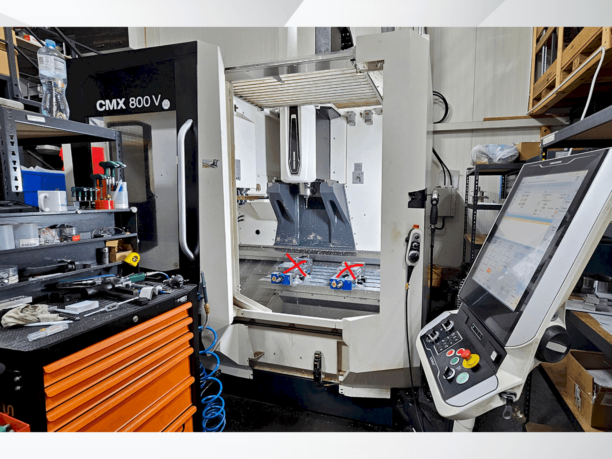 A DMG CMX 800V gép elölnézete