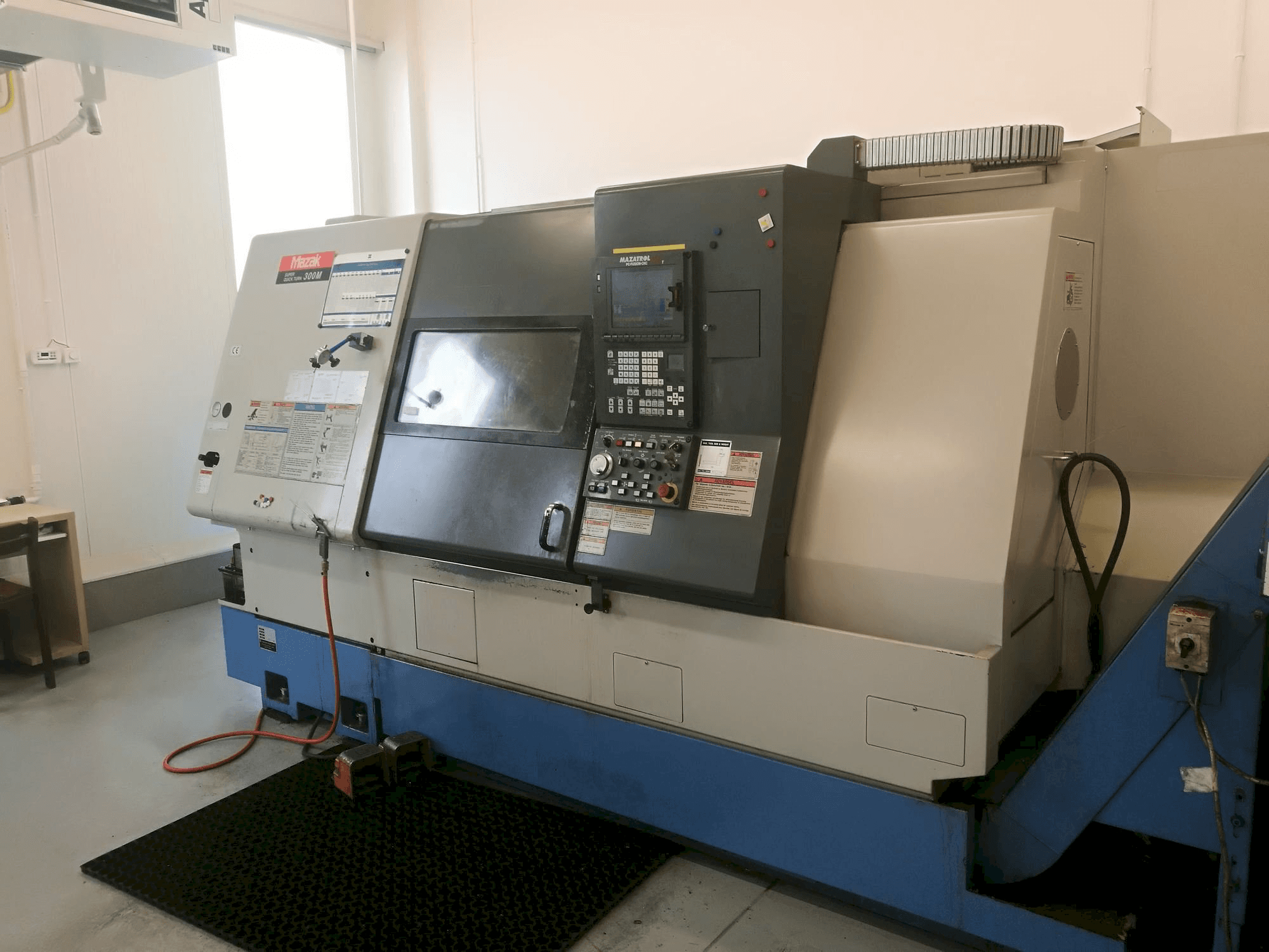A Mazak SQT-300M gép elölnézete