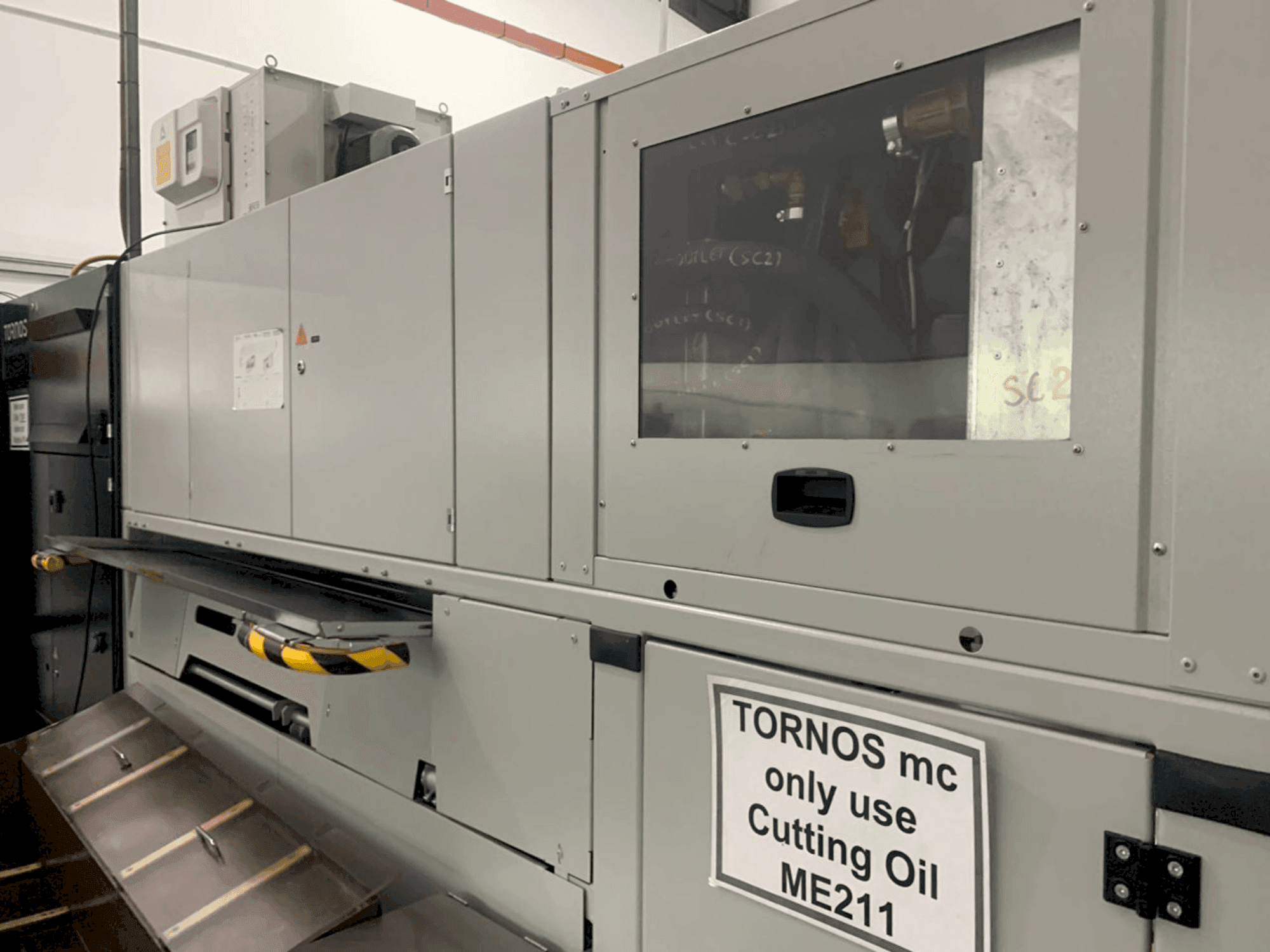 A TORNOS MultiSwiss 6x16 gép elölnézete