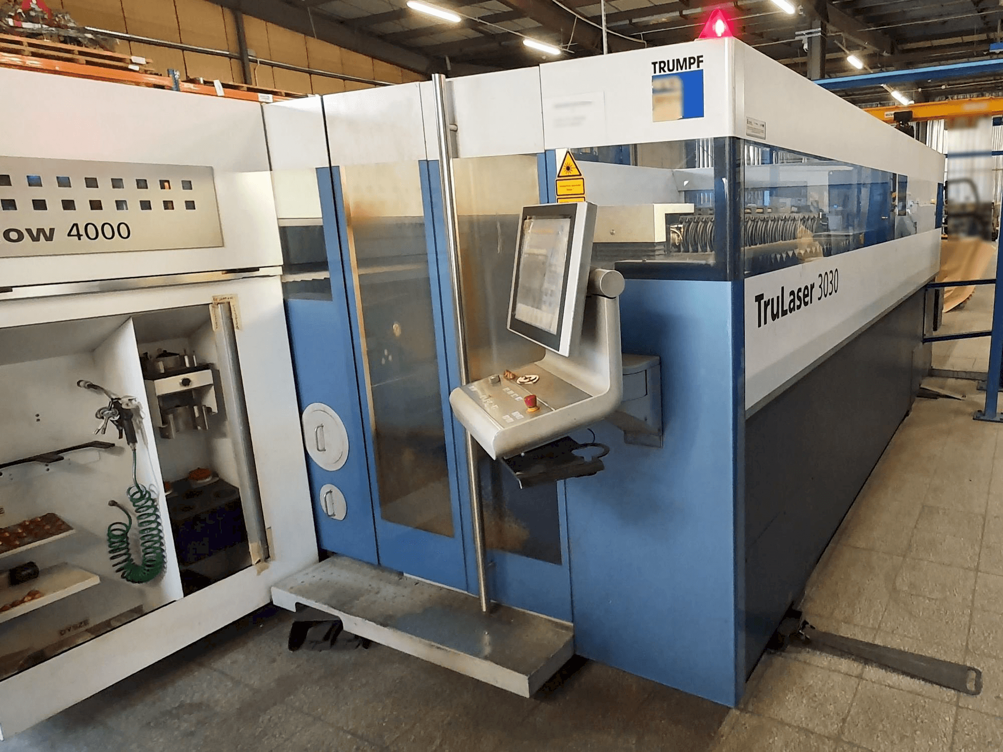 A Trumpf TruLaser 3030 gép elölnézete