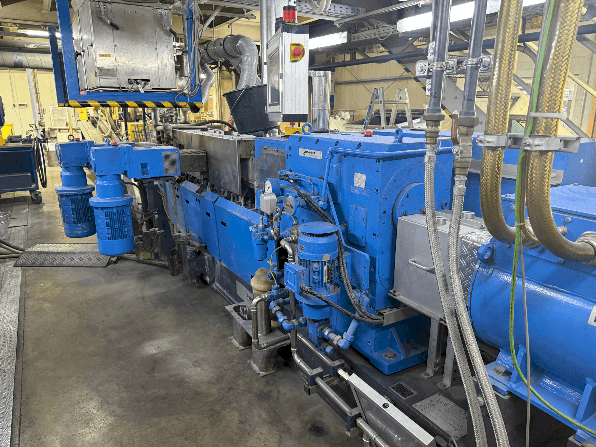 A COPERION ZSK 50 MCC+ gép elölnézete