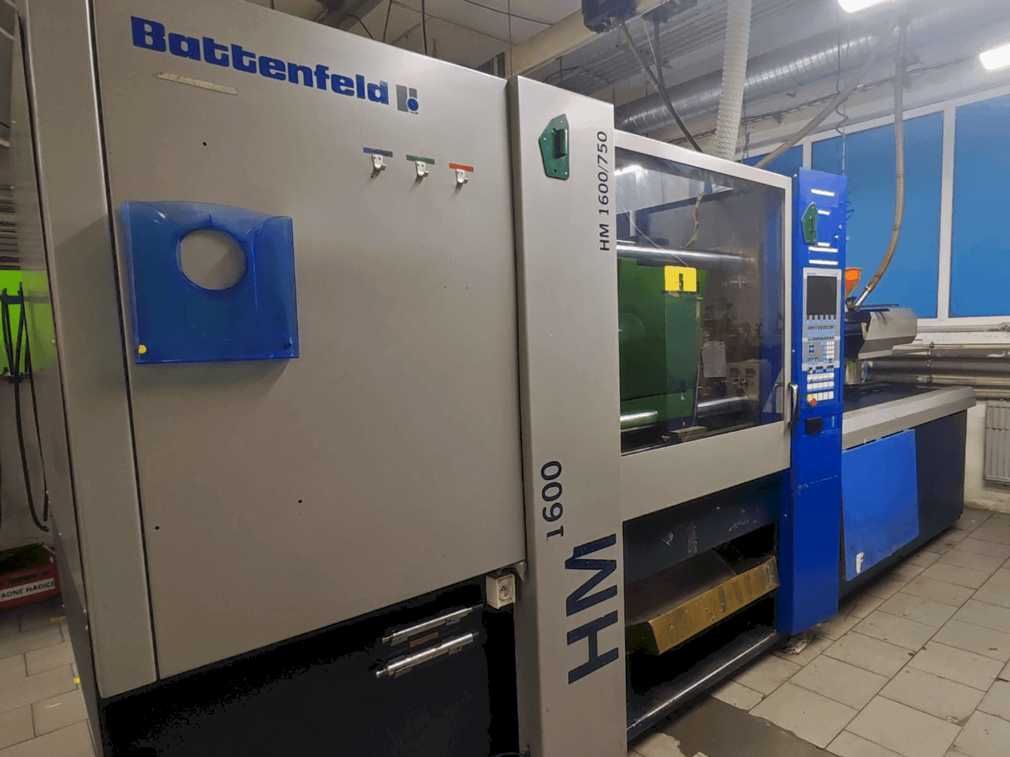 A Battenfeld HM 1600/750 gép elölnézete