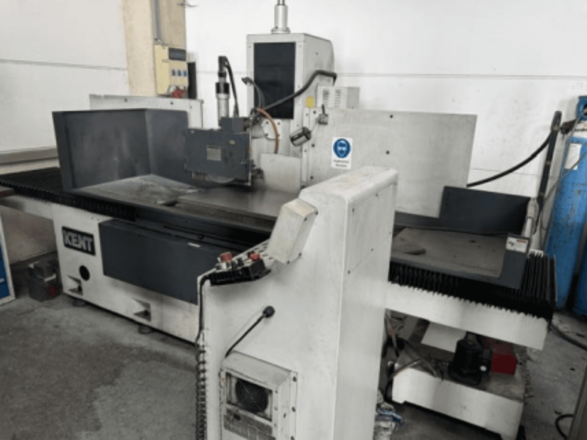 A Kent KOS-510V.MA2 síkcsiszológép elölnézete, amelyen látható a vezérlőpanel és a csiszolási terület.