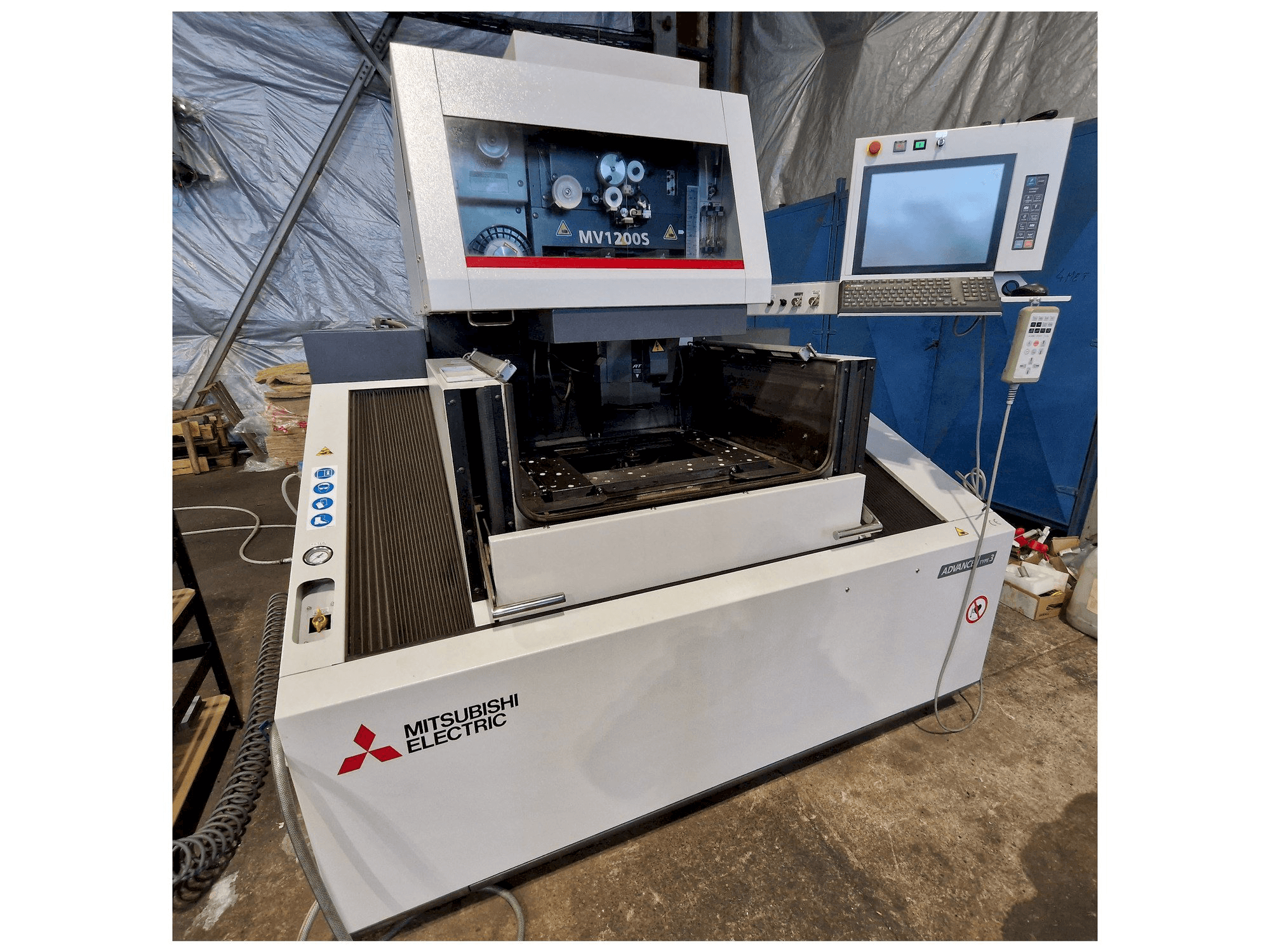 A Mitsubishi MV1200S gép elölnézete