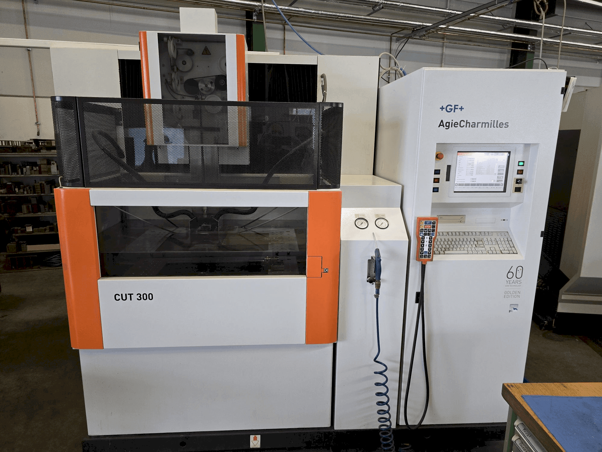 A AgieCharmilles CUT 300 gép elölnézete