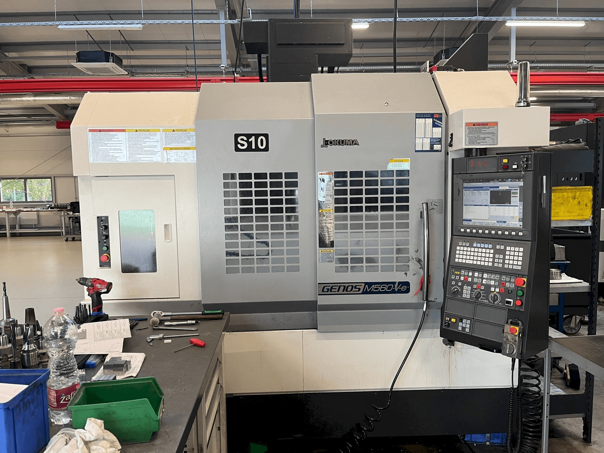 A Okuma GENOS M560R gép elölnézete