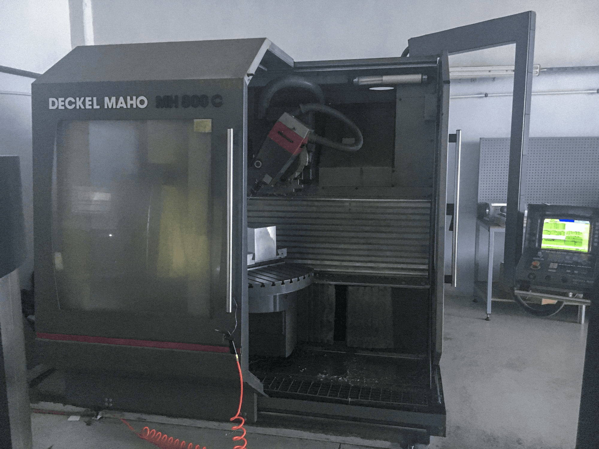 A DECKEL MAHO MH 800 C gép elölnézete