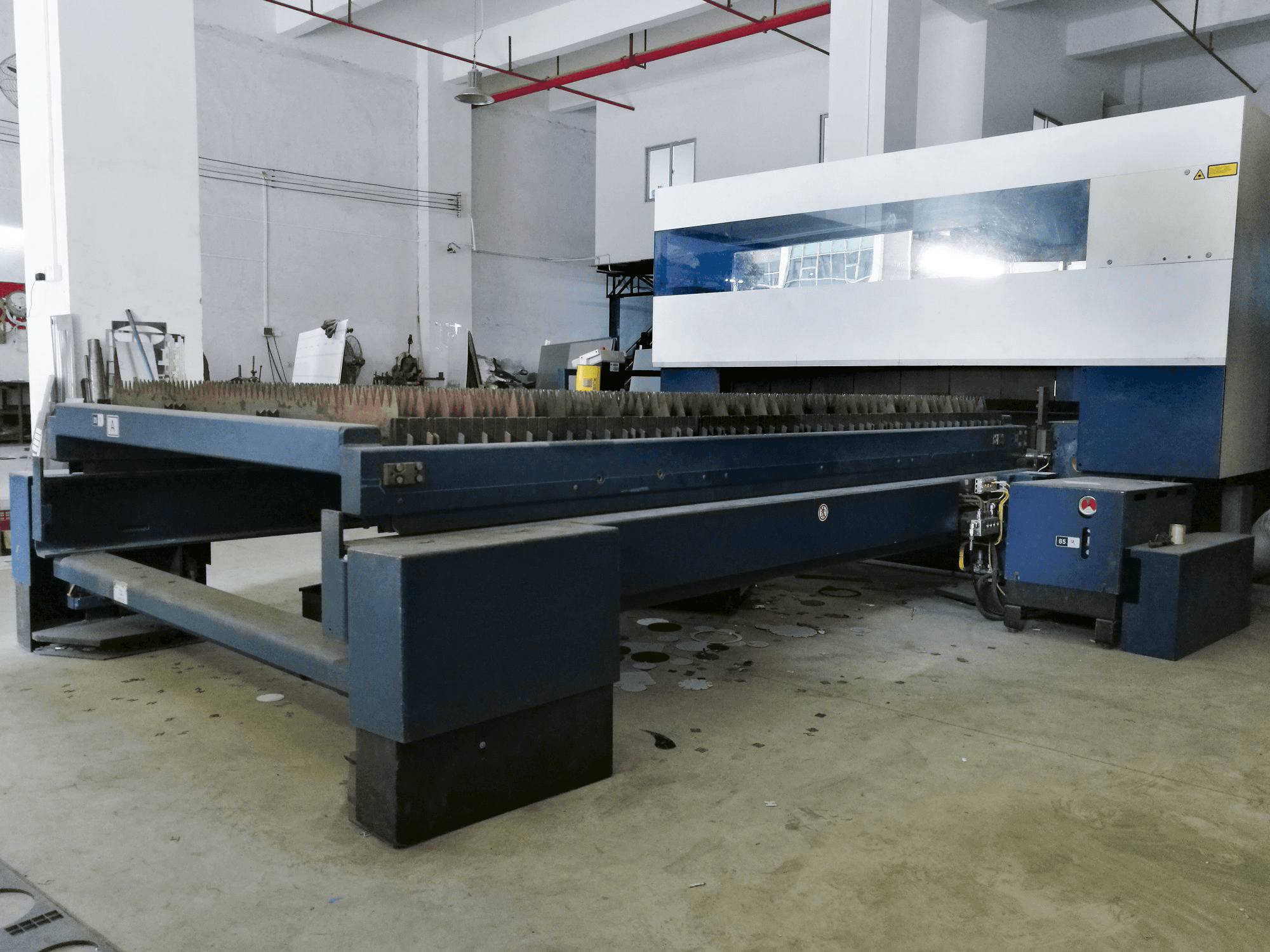 A Trumpf TruLaser L3030 gép jobb nézete