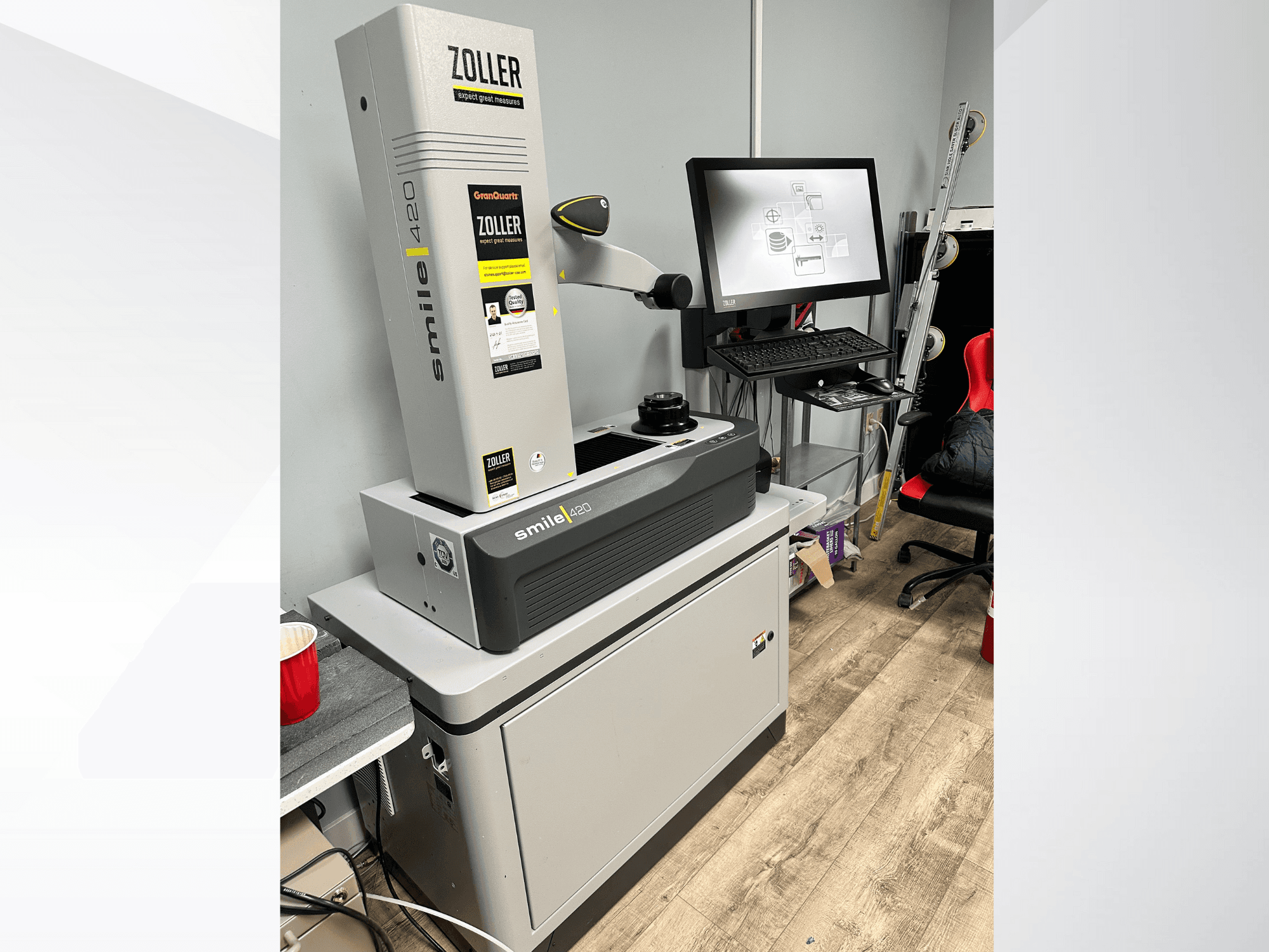 Zoller Smile 420, digitális mérőgép, elölnézetben, háttérben a monitor és a munkaterület.