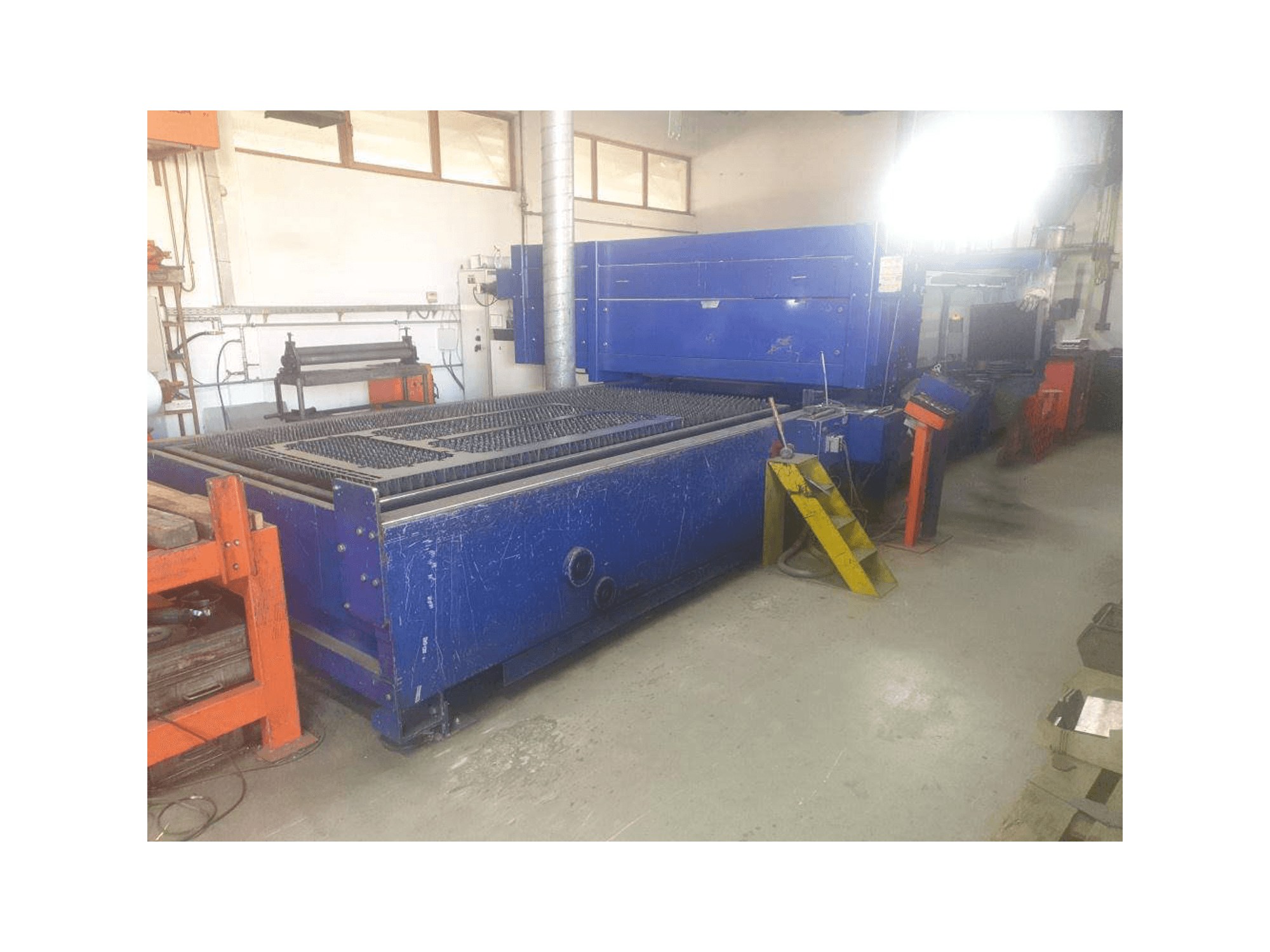 A Bystronic ByStar 3015 gép elölnézete