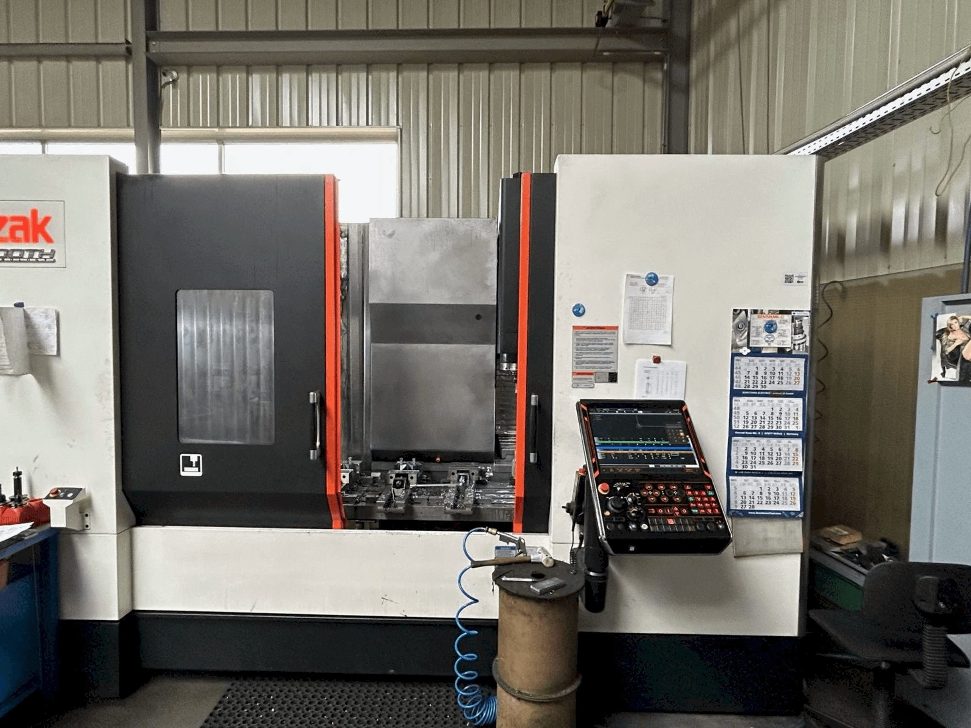 A Mazak VTC 530C gép elölnézete