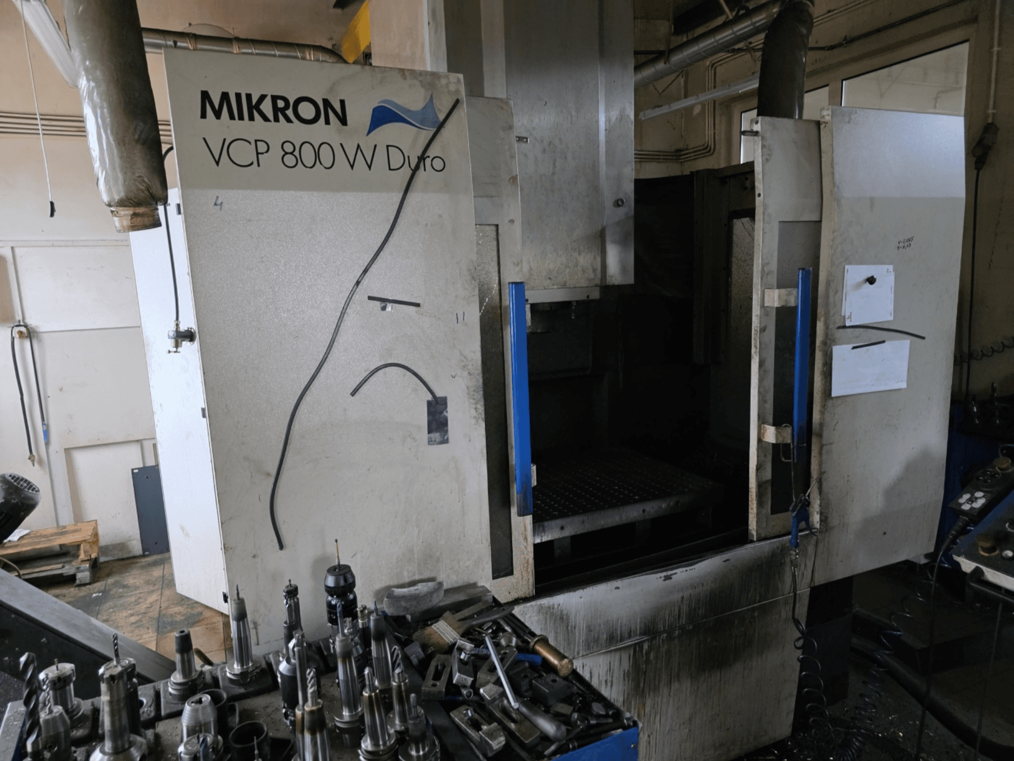 Mikron VCP 800 W Duro marógép oldalnézetből, előtérben a szerszámok és a vezérlés látható.