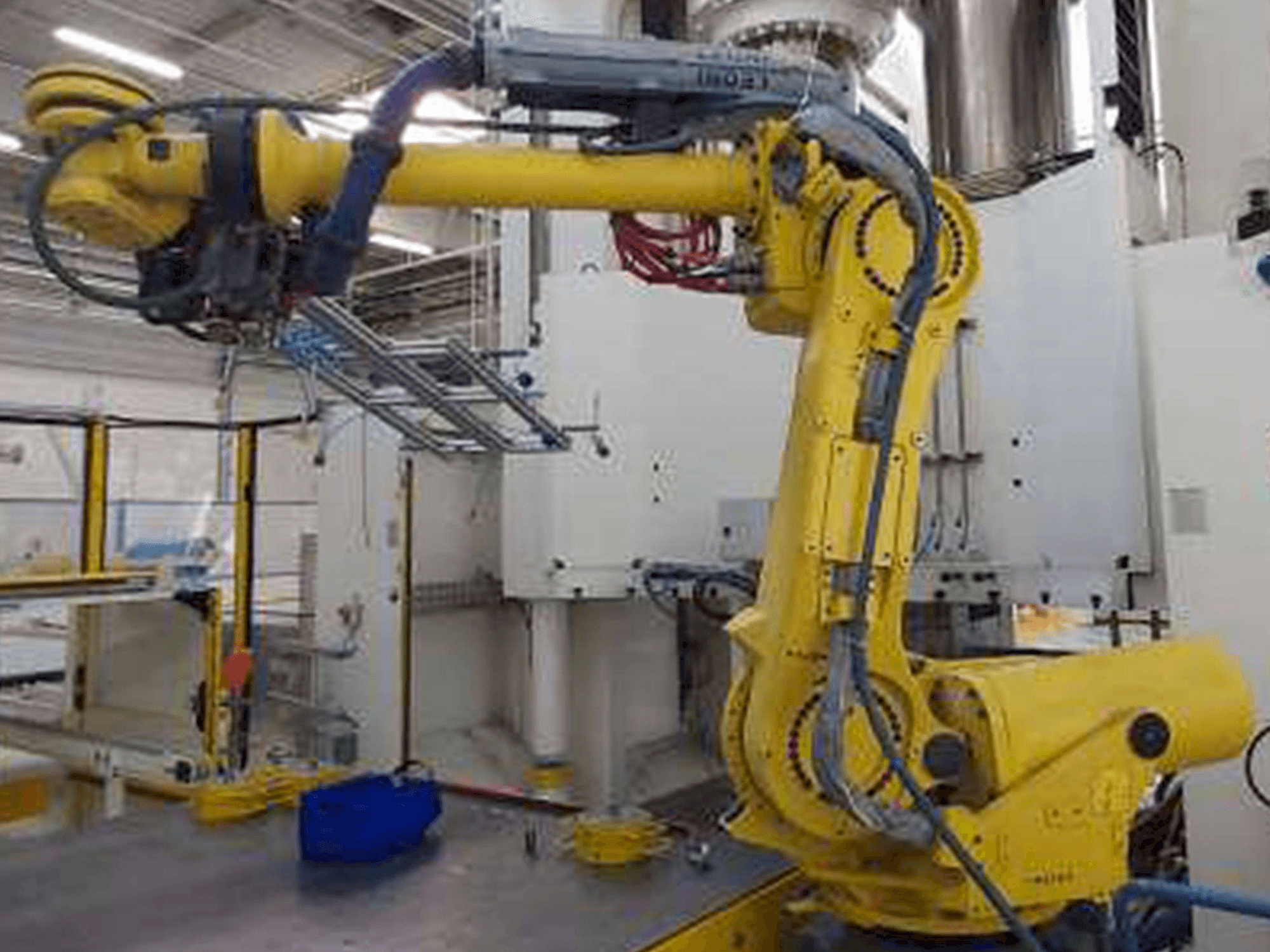 A FANUC Robot R-2000iB/185L gép elölnézete
