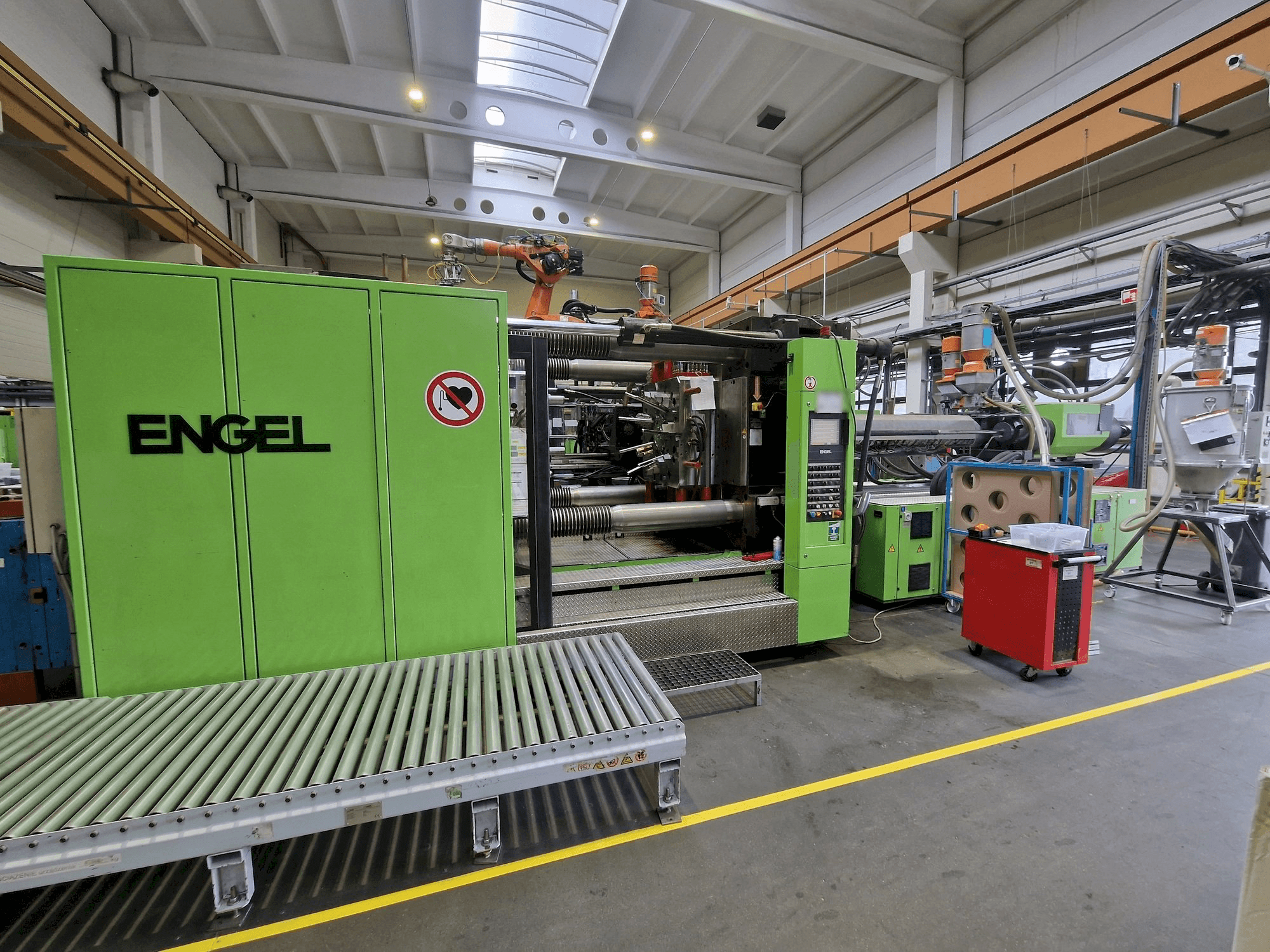 A Engel DUO 3550H/330L/1000 COMBI gép elölnézete