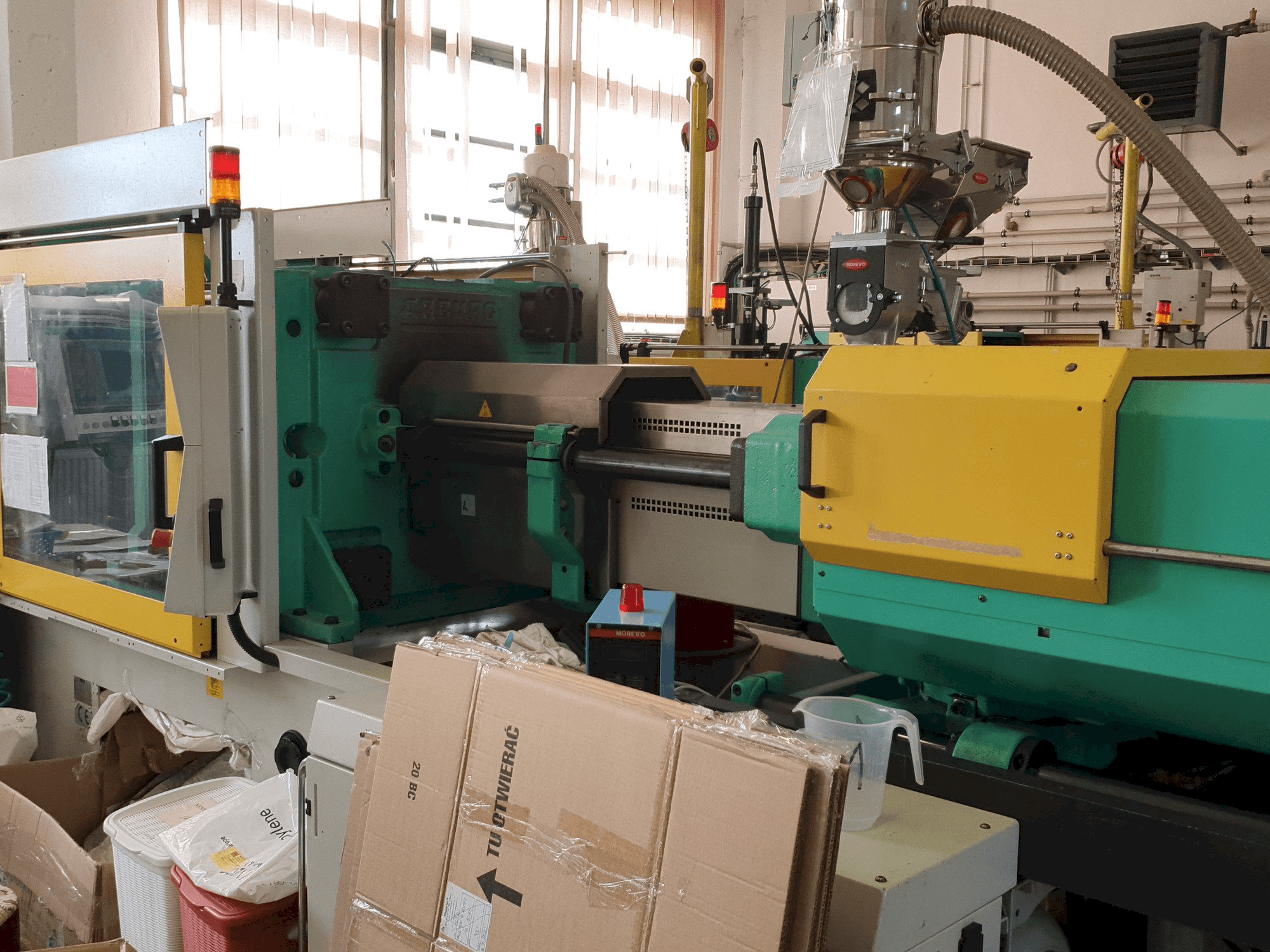 A Arburg 570C 2200 - 1300 gép elölnézete