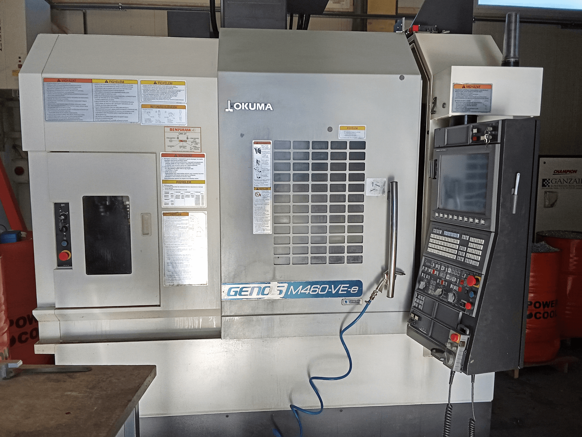 Okuma M460R-VE függőleges megmunkálóközpont, előlnézet, a vezérlőpanel és a kezelőfelület részletei.