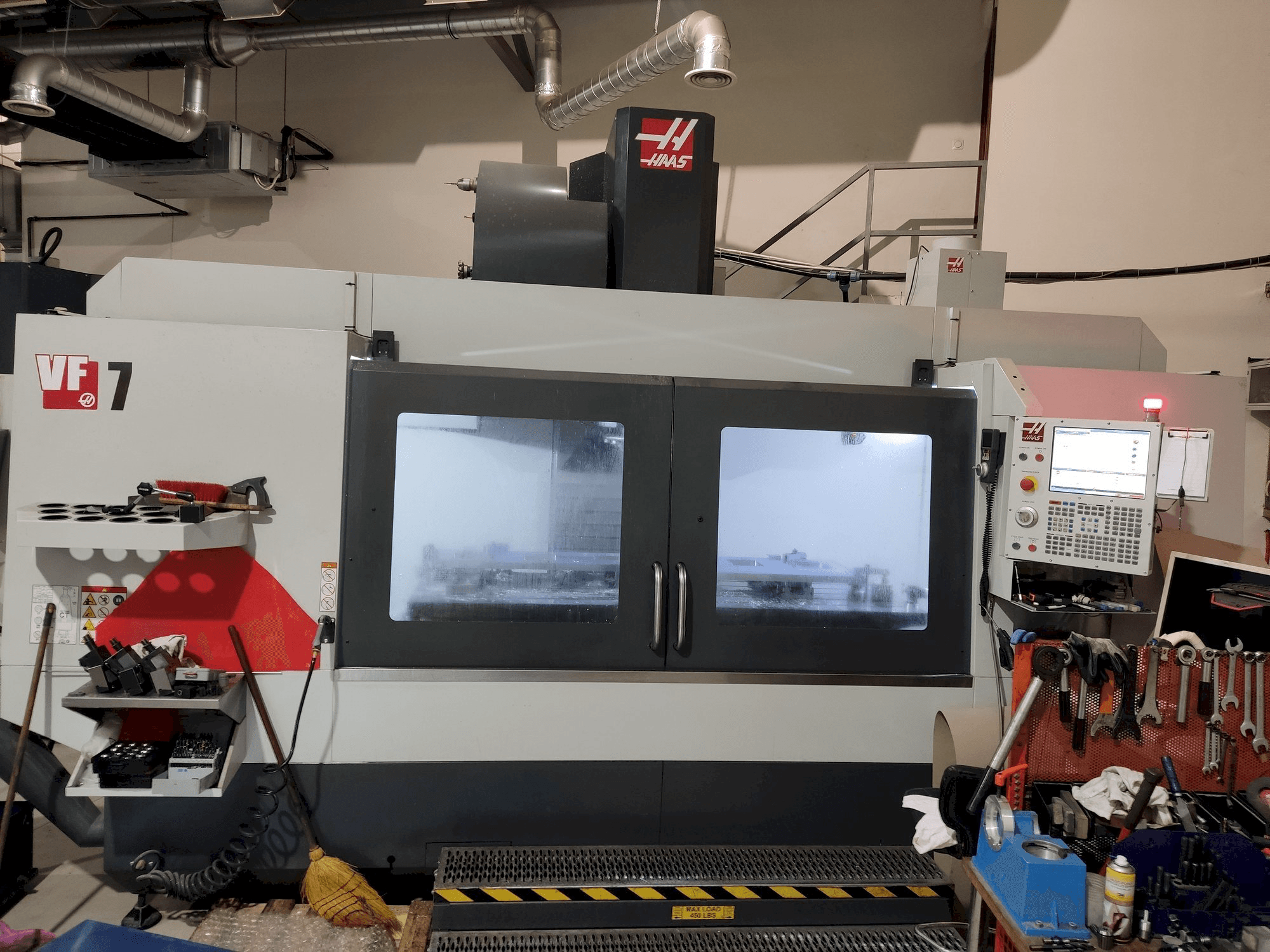 A HAAS VF-7 gép elölnézete