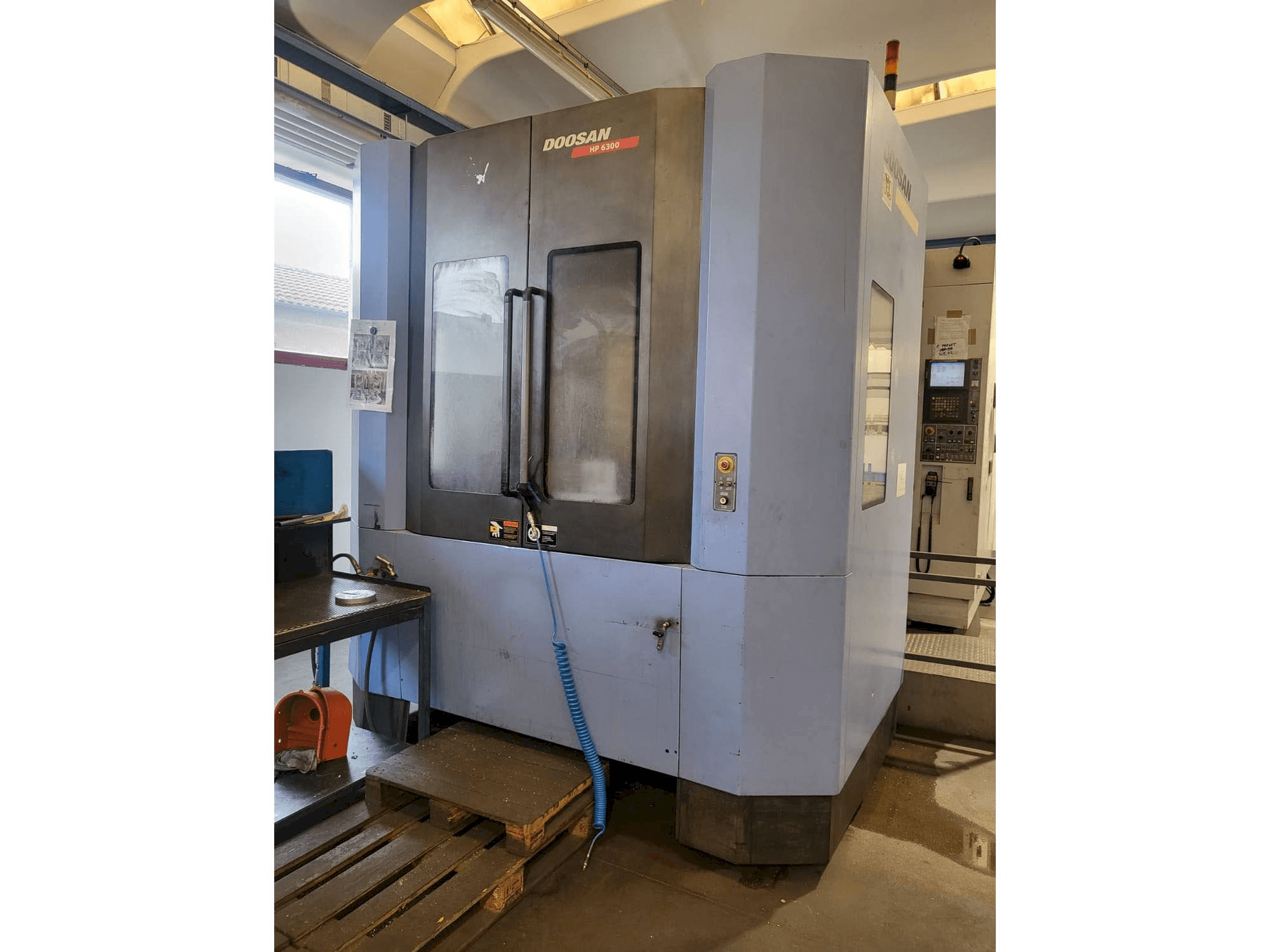 A Doosan HP 6300 gép elölnézete