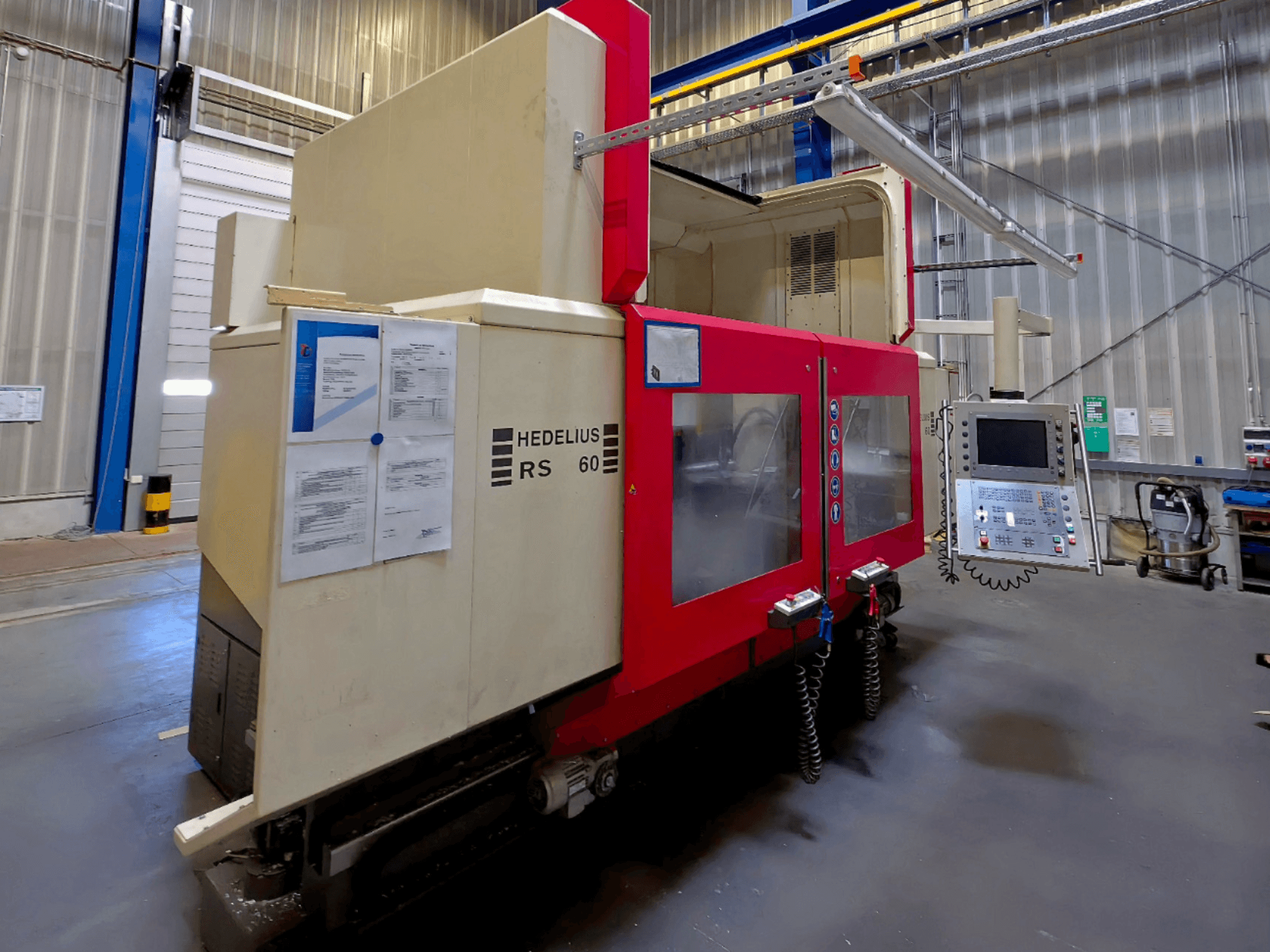 HEDELIUS RS 60 K - 2000 függőleges megmunkálóközpont, oldalnézet, látható a kezelőpanel és a biztonsági utasítások.