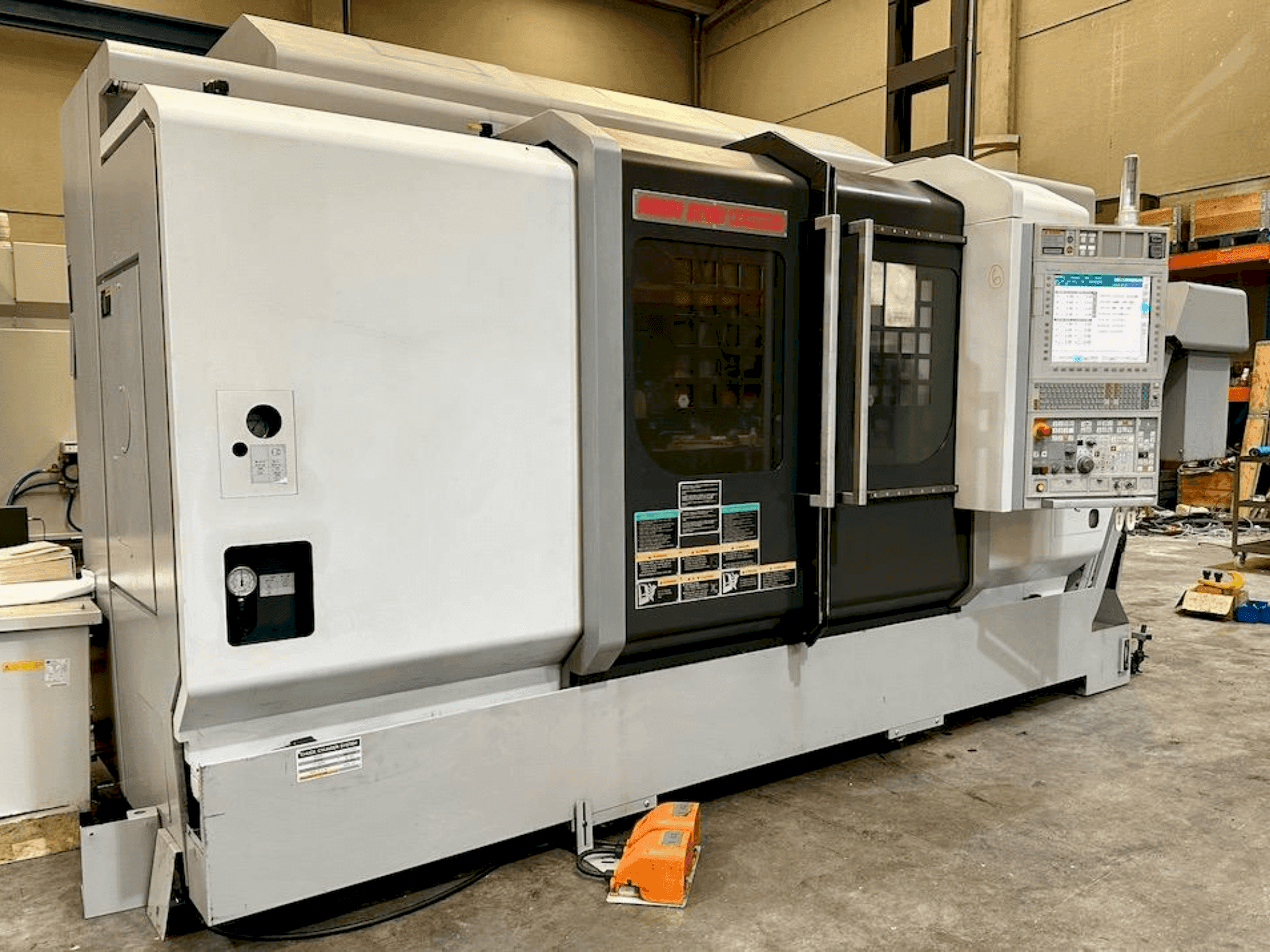 A MORI SEIKI NZX 2500/1000Y gép elölnézete
