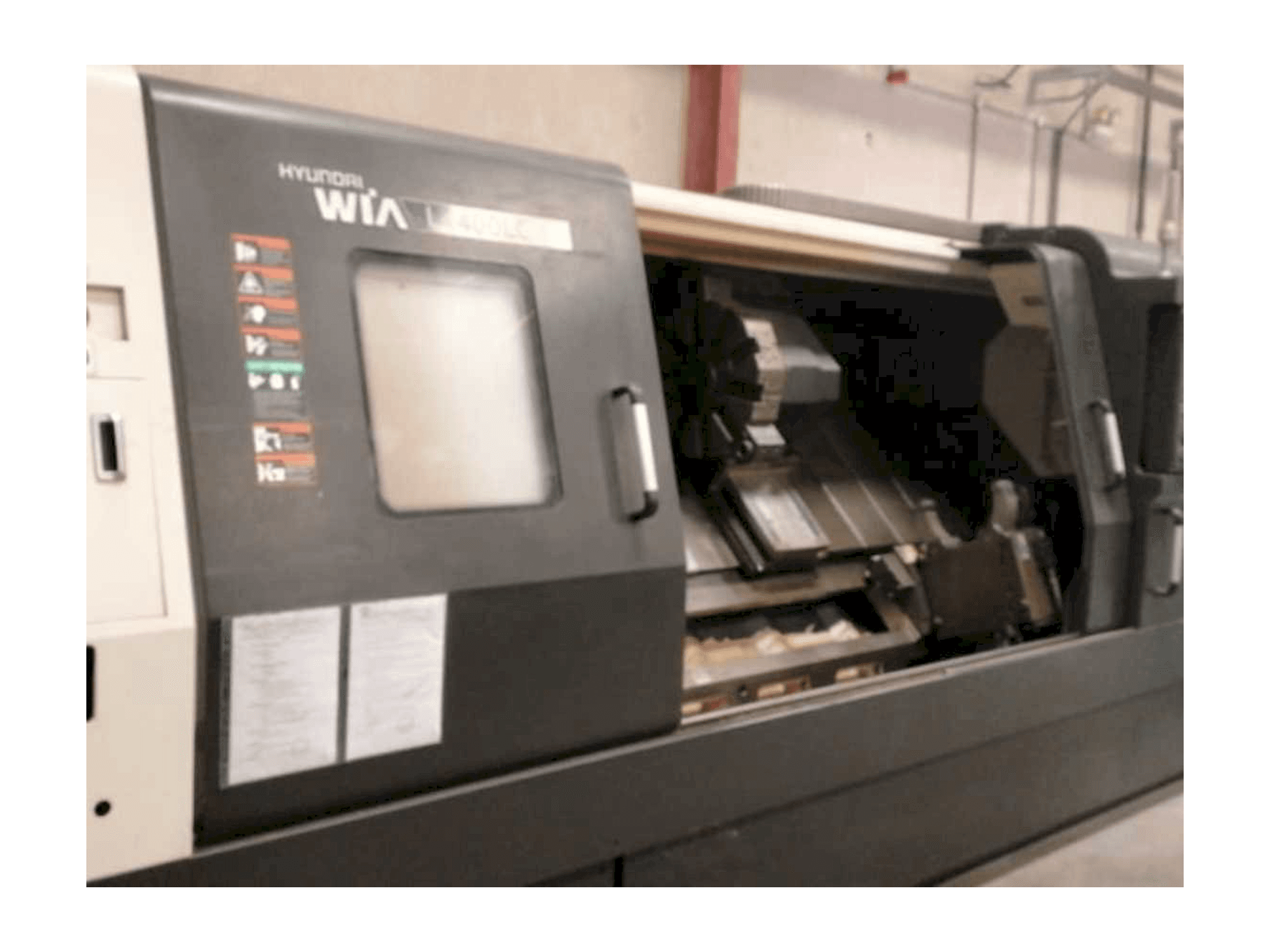 A Hyundai Wia L400LC gép elölnézete