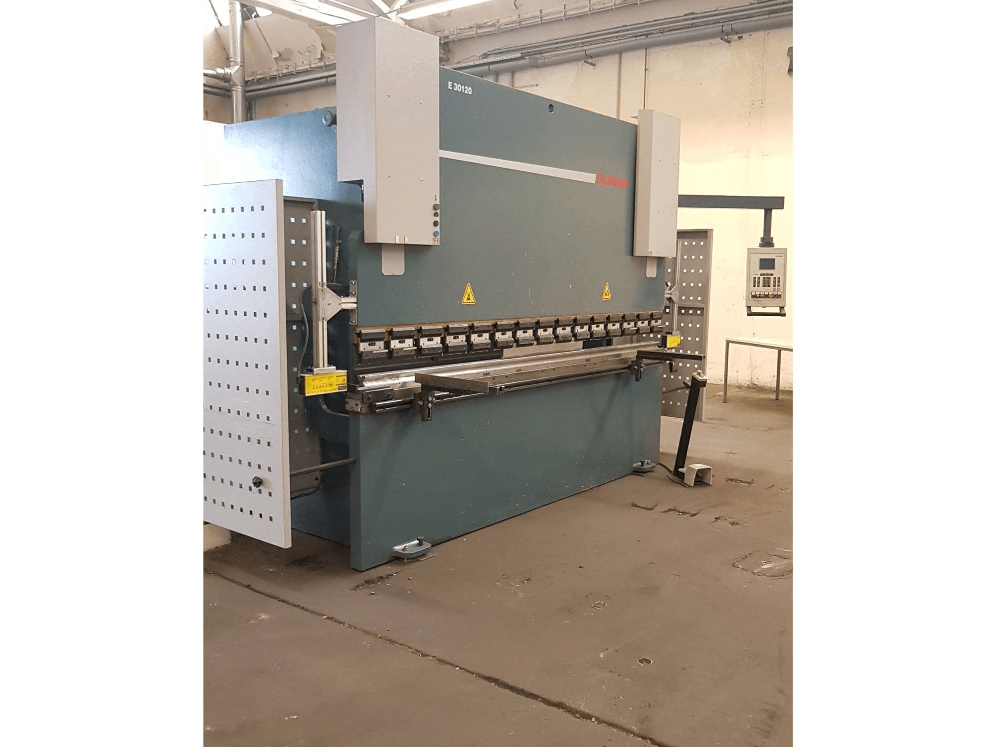 A Dumazlar E 30120 gép elölnézete