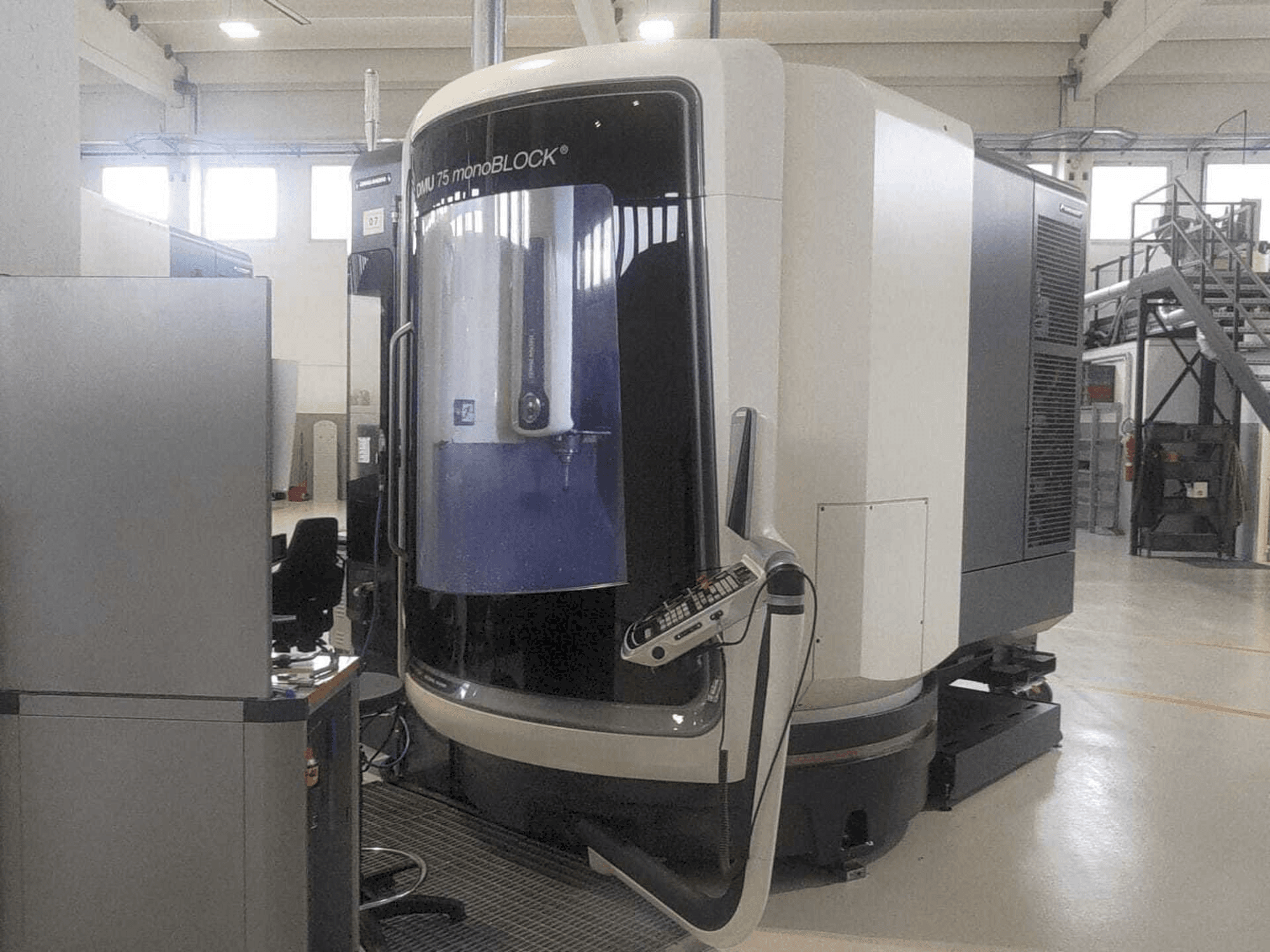 A DMG MORI DMU 75 monoBLOCK gép elölnézete