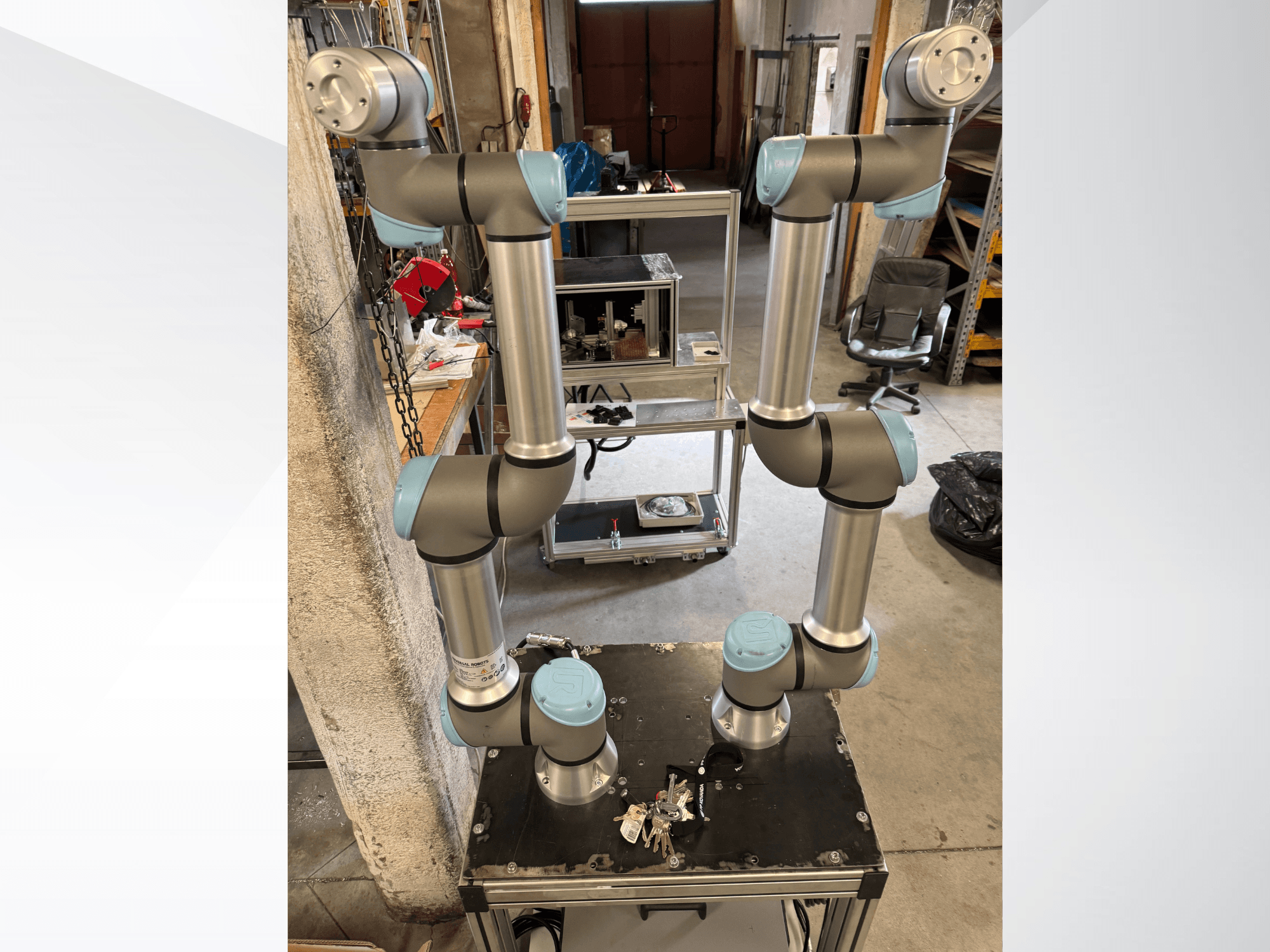 Az Universal Robots UR5e robotkar felülnézetből, amelyen jól látható a többízületes alumínium szerkezet és a szürkéskék ízületek.