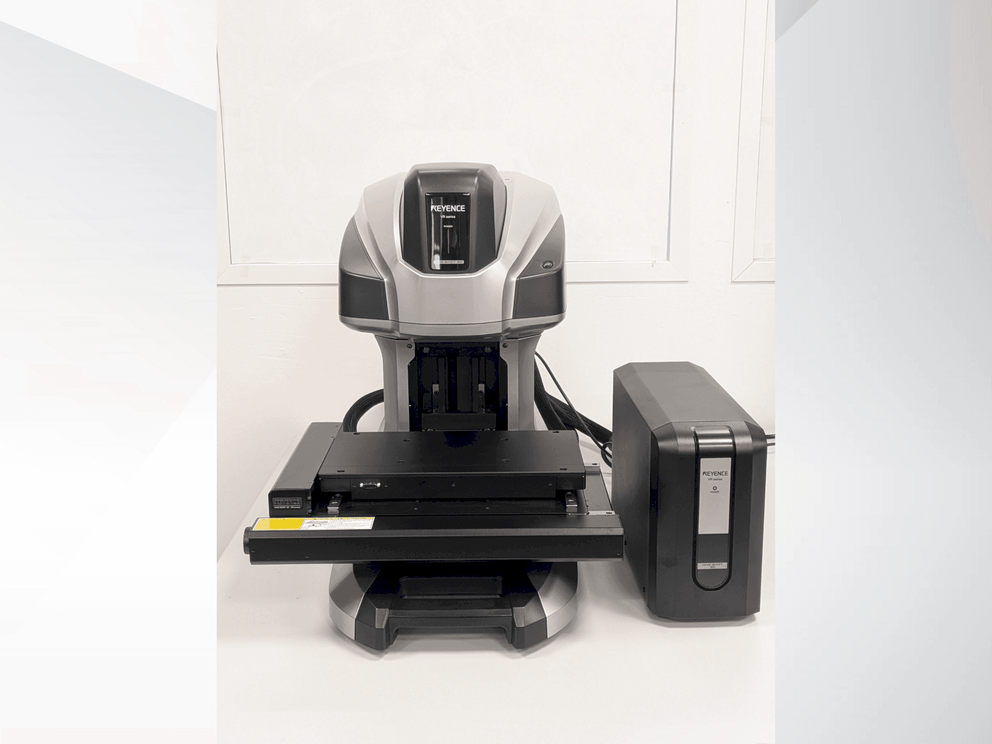 A KEYENCE VR-6200 gép elölnézete