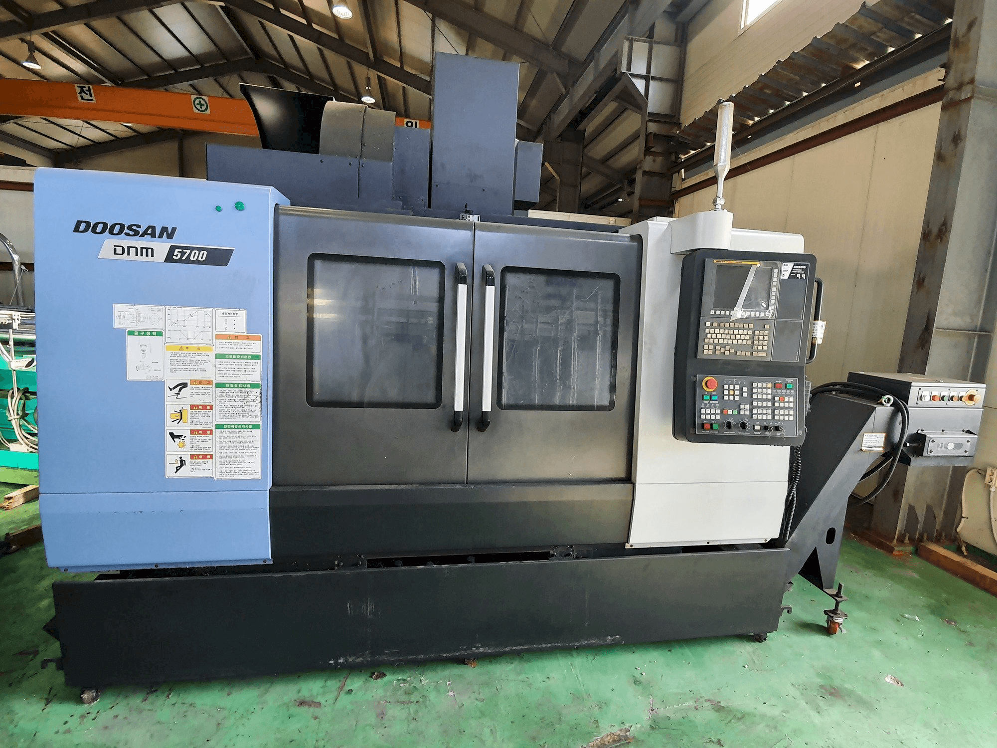 A Doosan DNM5700 gép elölnézete