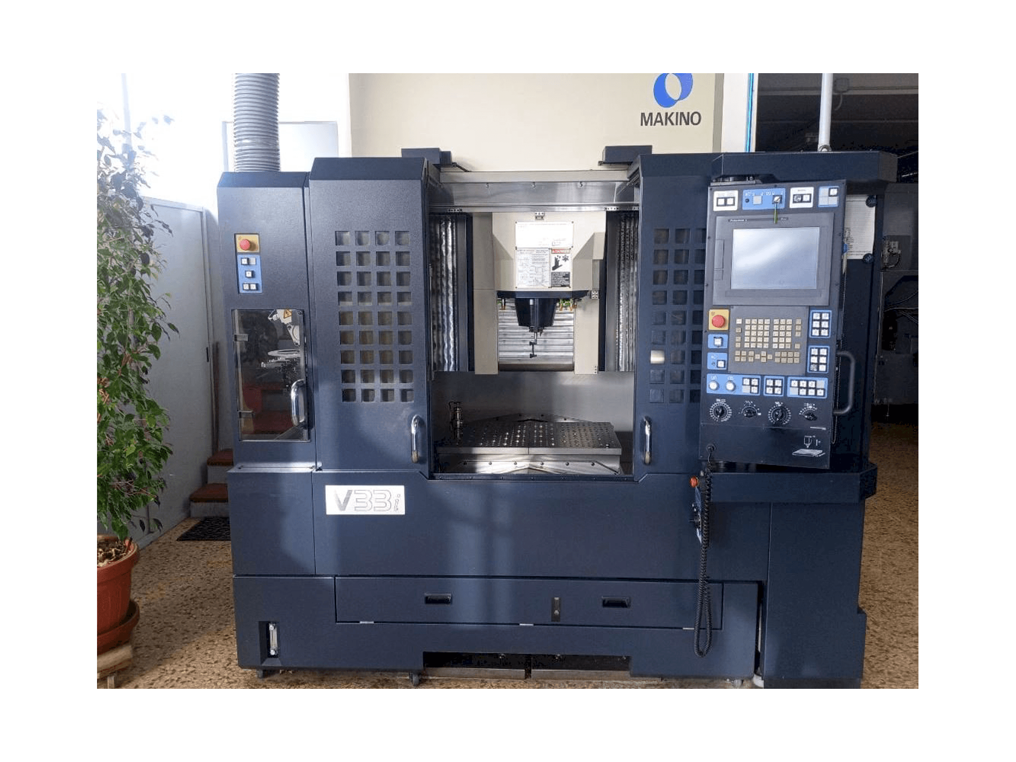 A Makino V33i A15F gép elölnézete