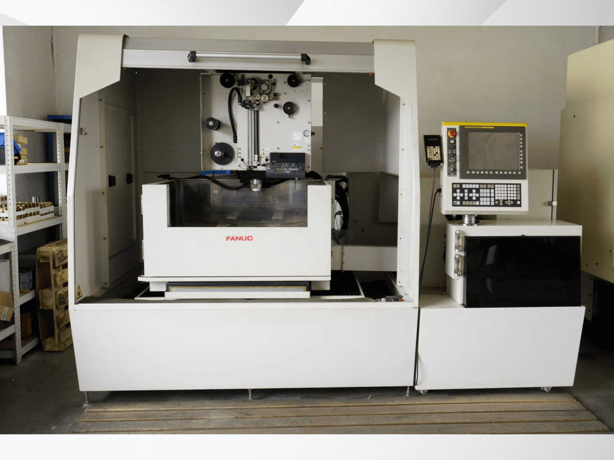 FANUC ROBOCUT alpha-1iD huzalvágó gép, elölnézet, amelyen látható a vezérlőpanel és a munkaterület jellemzői.