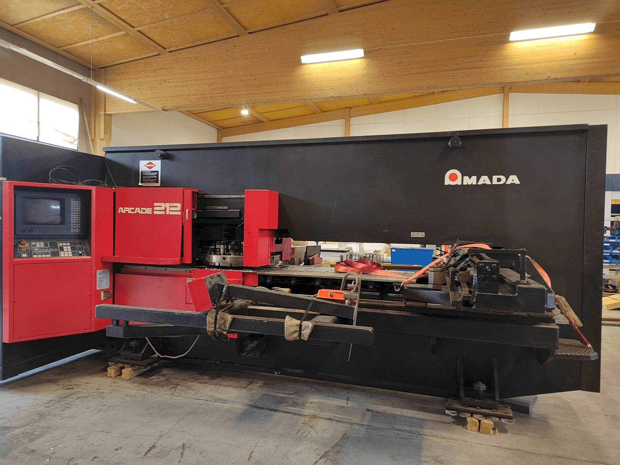 A AMADA Arcade 212 gép elölnézete
