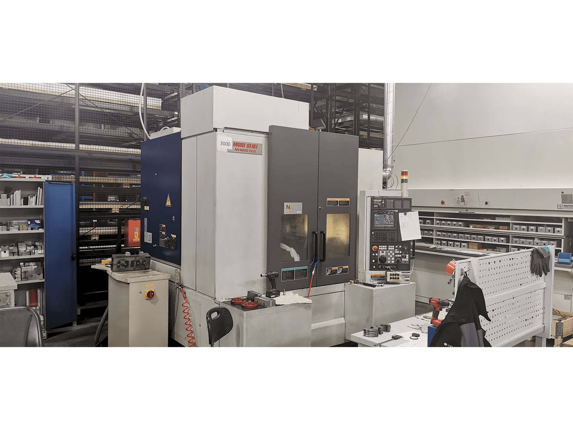 A MORI SEIKI NV4000 gép elölnézete