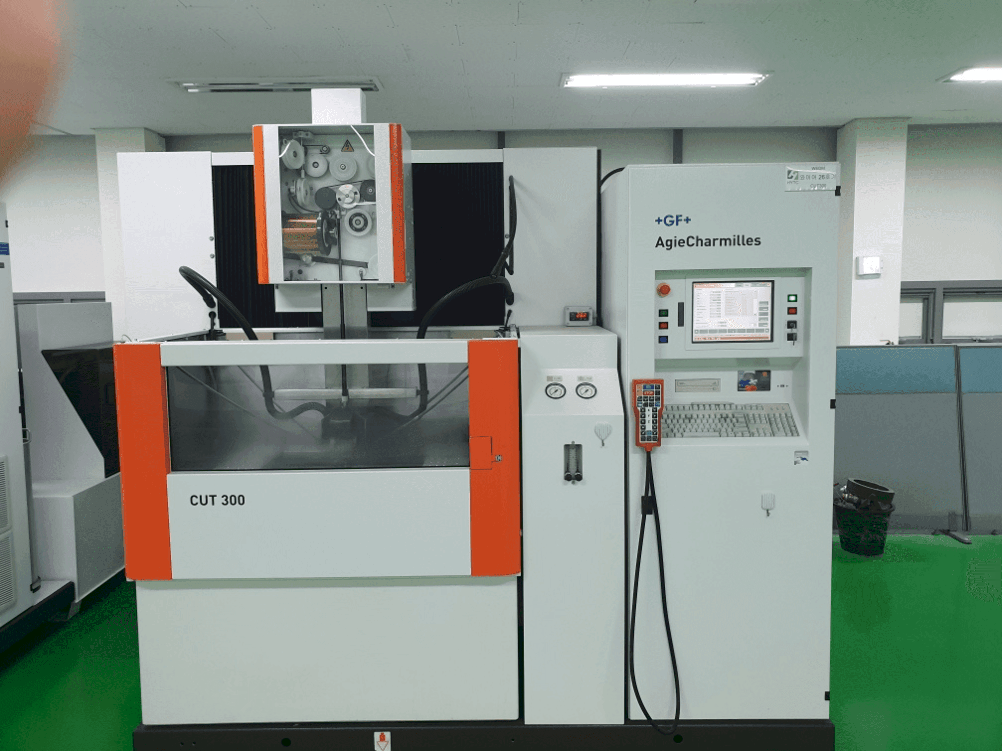 A AGIE CUT 300 gép elölnézete