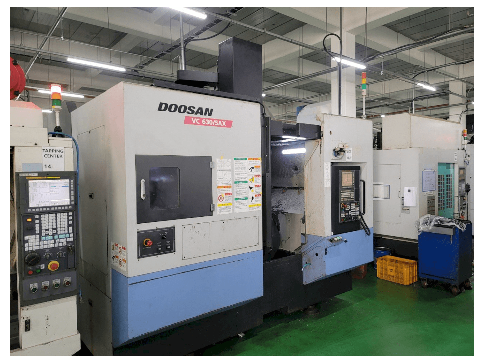 A Doosan VC 630/5AX gép elölnézete