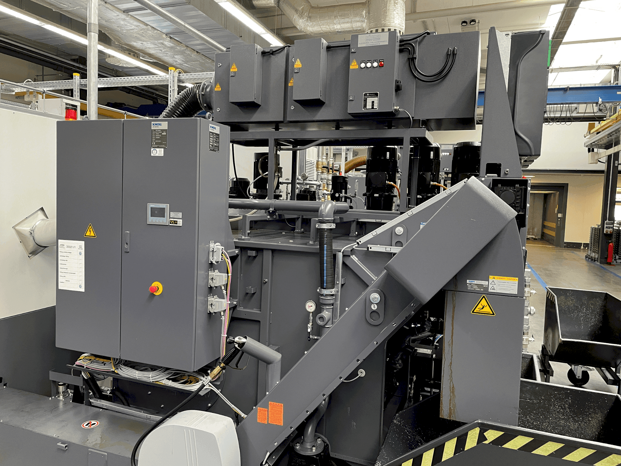 A KNOLL KF 400/3400 gép elölnézete