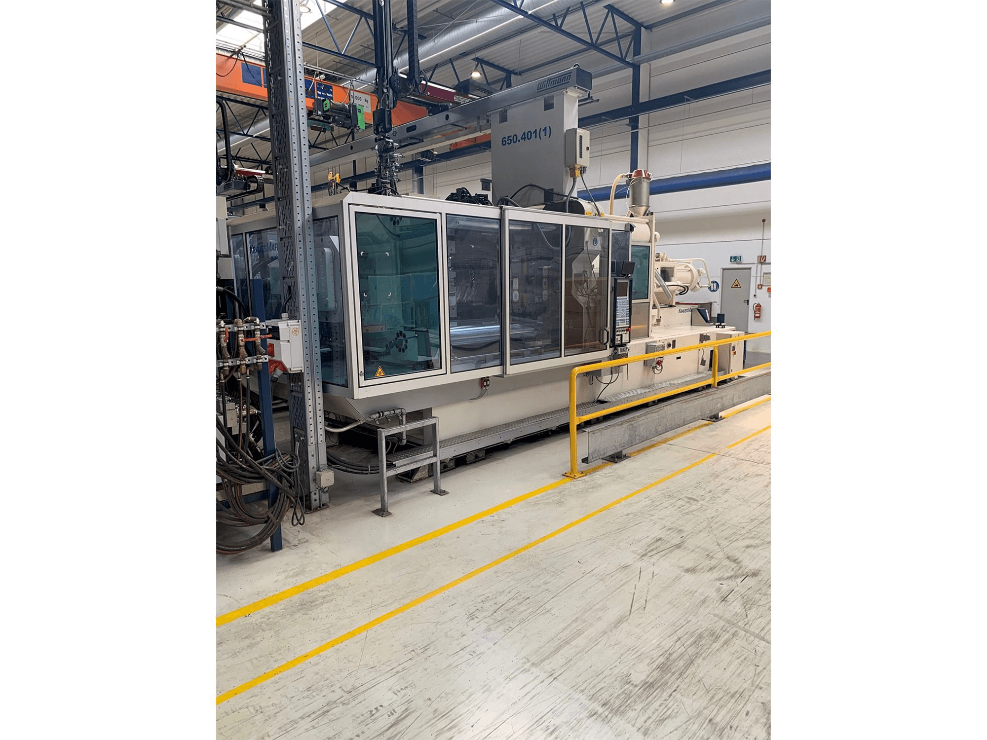 A Krauss Maffei 650-2700-520 CL gép elölnézete