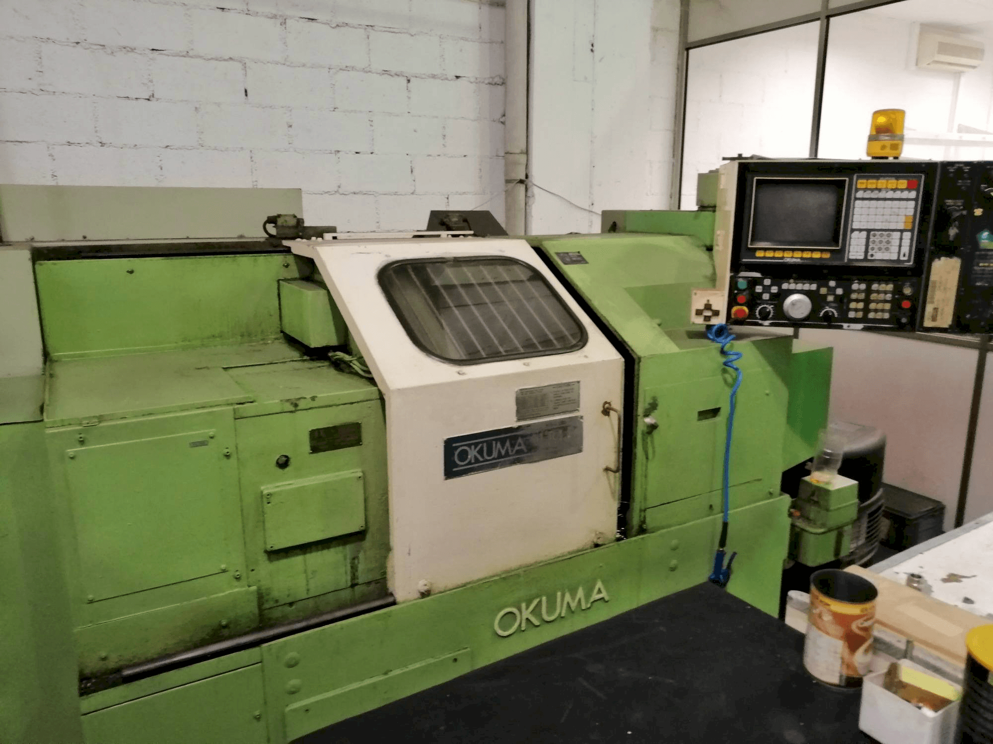 A Okuma LB15 gép elölnézete